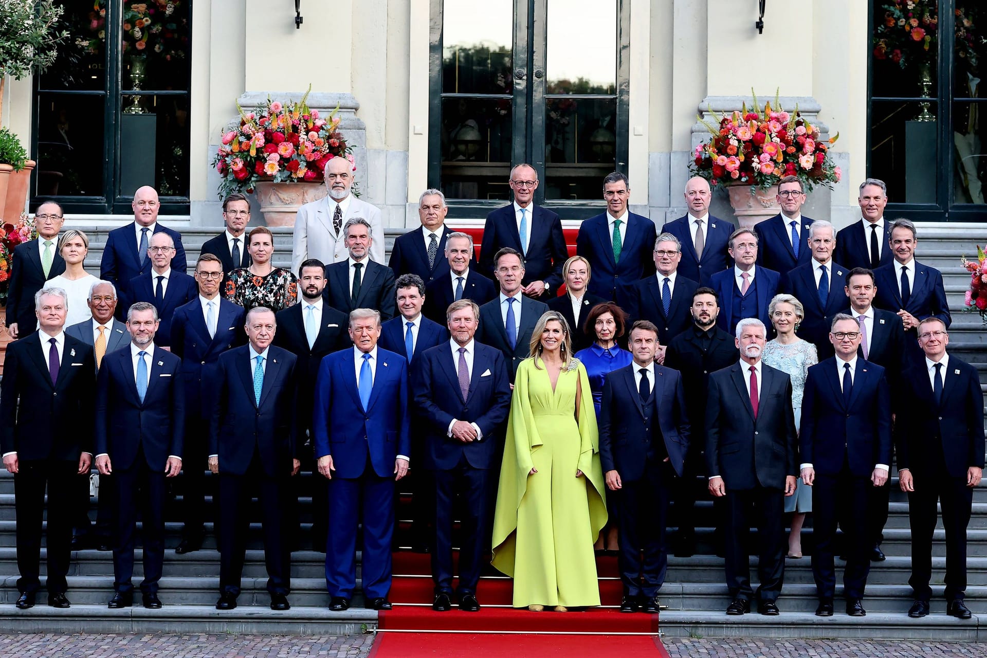 Das niederländische Königspaar (v.M.) mit seinen Gästen.