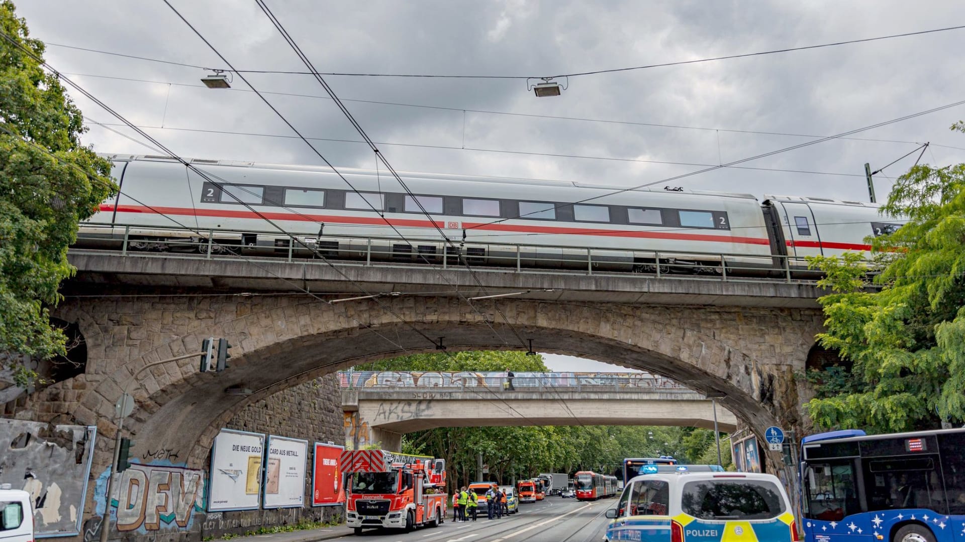 ICE-Unfall - Fahrgäste müssen stundenlang im Zug ausharren ICE-Unfall - Fahrgäste müssen stundenlang im Zug ausharren