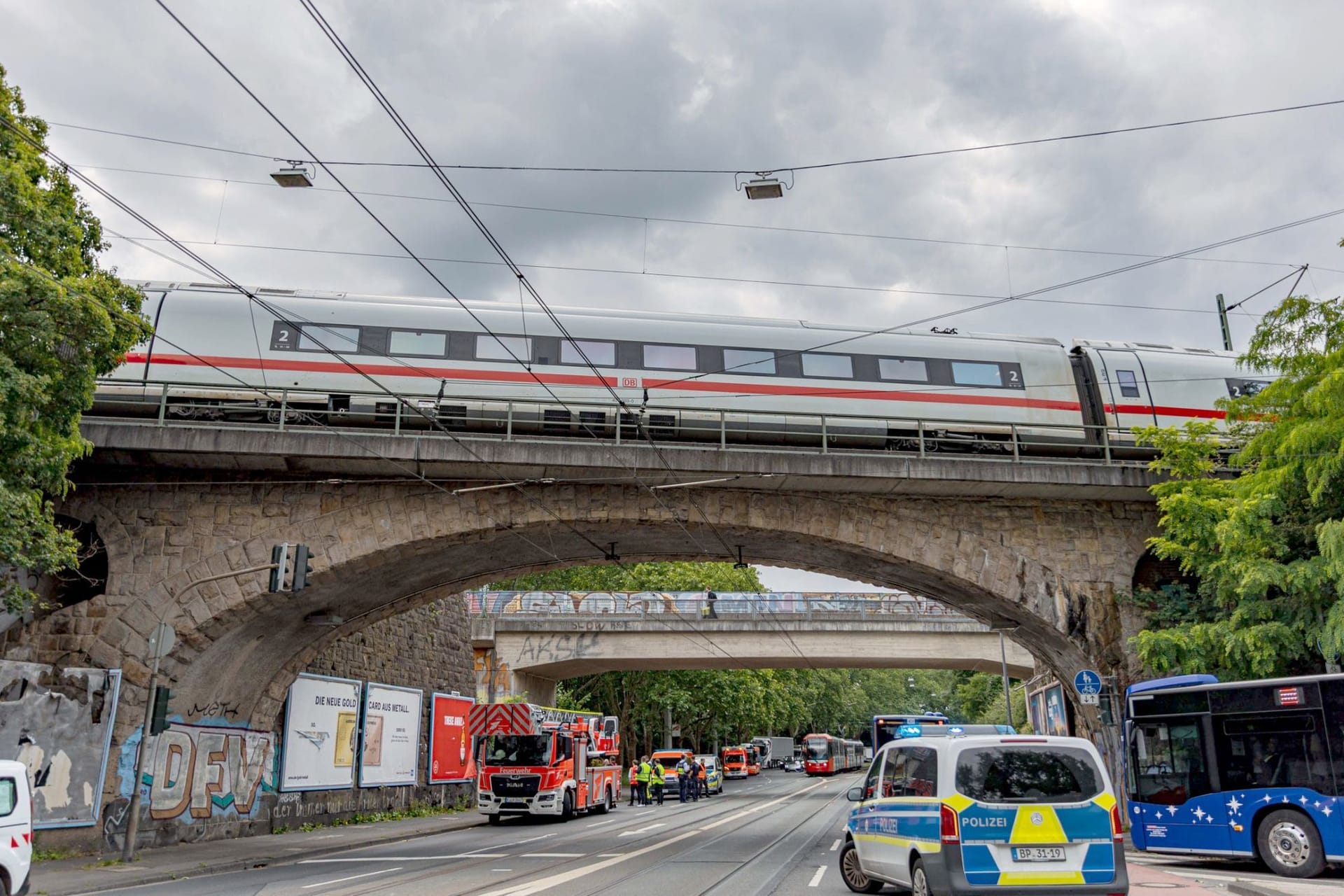 ICE-Unfall - Fahrgäste müssen stundenlang im Zug ausharren