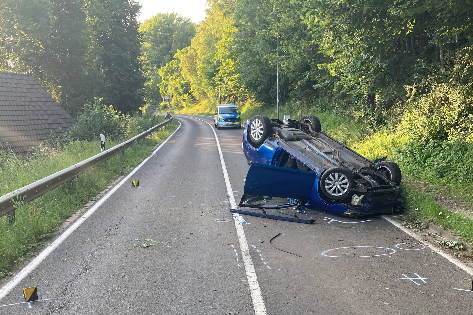 Ein junger Autofahrer überschlägt sich auf der Venwegener Straße: Ein Anwohner hatte Reifenquietschen gehört.