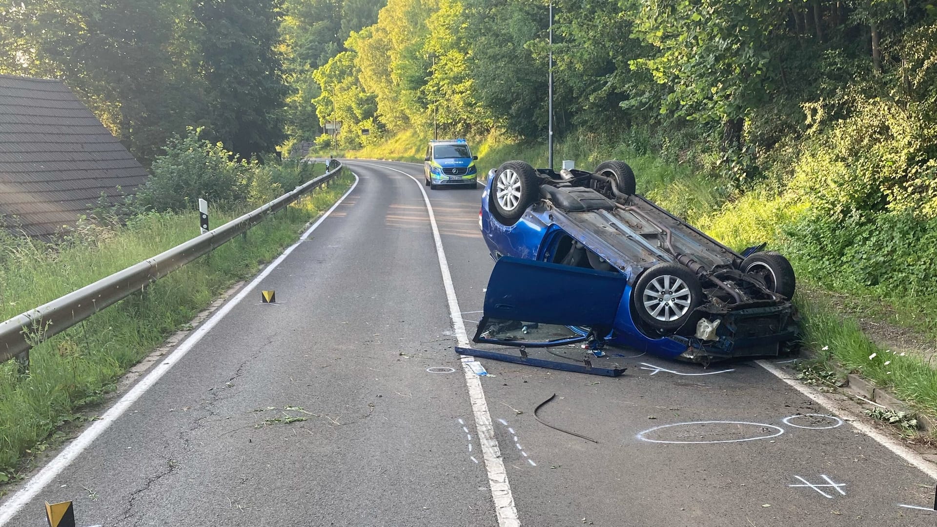 Ein junger Autofahrer überschlägt sich auf der Venwegener Straße: Ein Anwohner hatte Reifenquietschen gehört. Ein junger Autofahrer überschlägt sich auf der Venwegener Straße: Ein Anwohner hatte Reifenquietschen gehört.