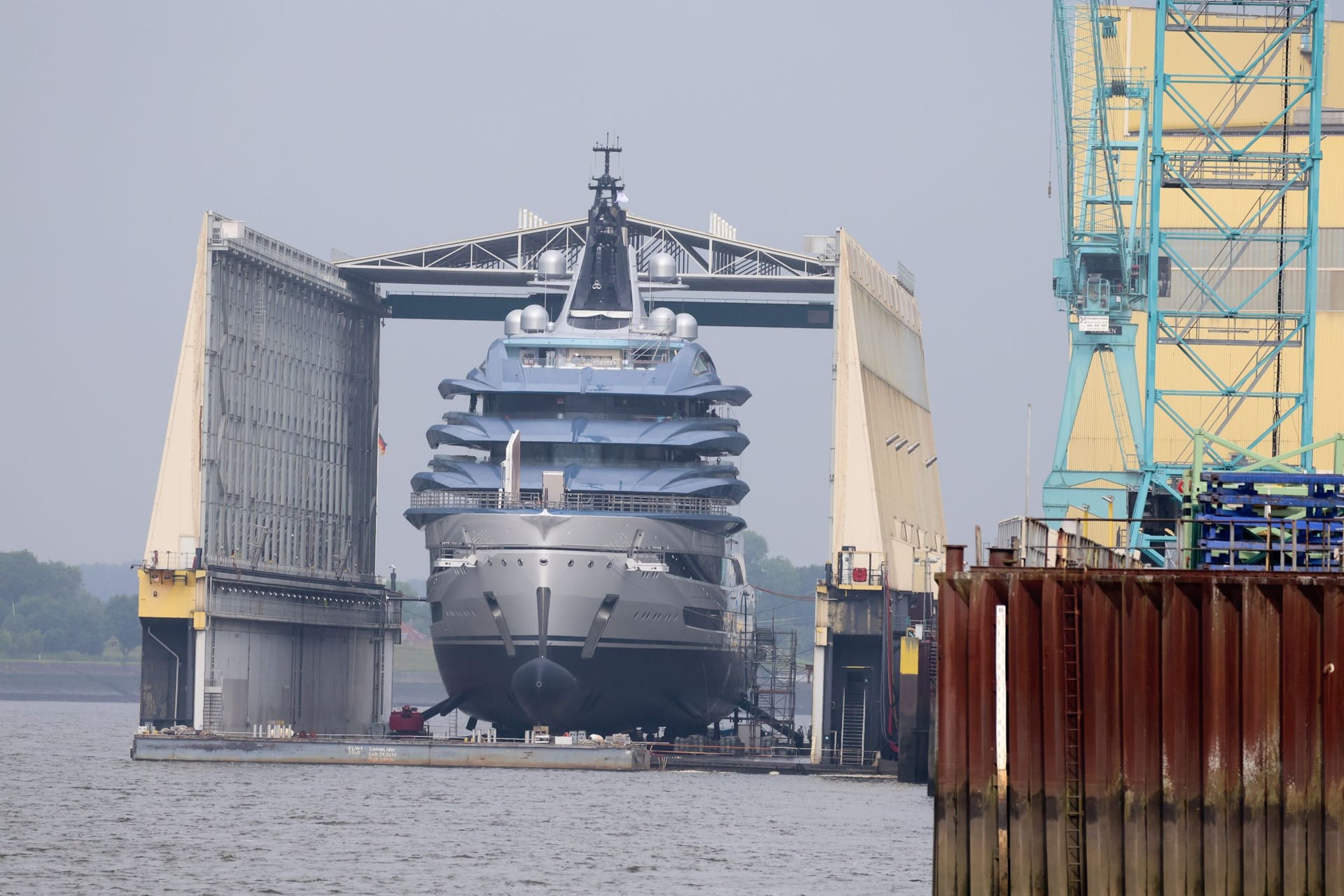 "Deep Blue" am Dock in Bremen: Wann genau das Schiff final auf große Fahrt geht, teilte der Konzern nicht mit.