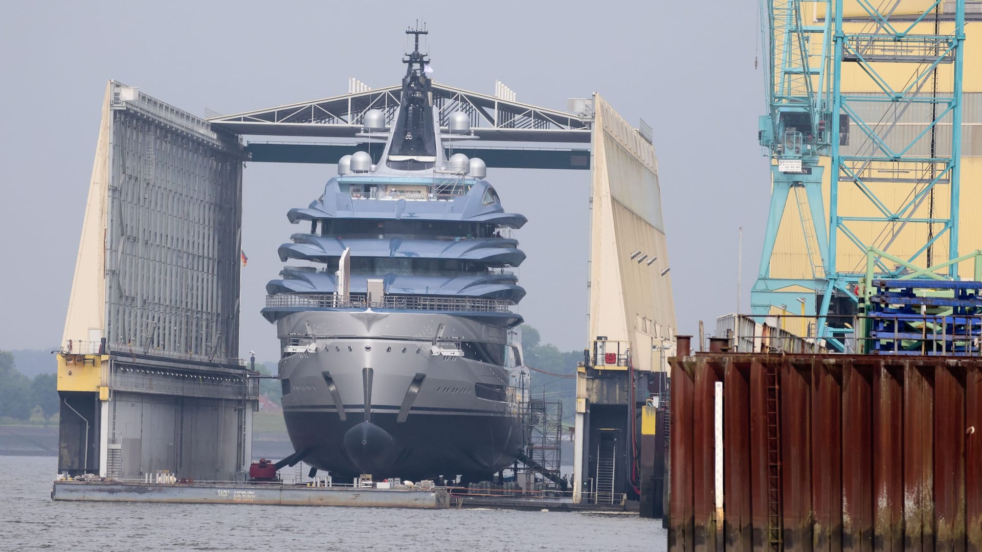 "Deep Blue" am Dock in Bremen: Wann genau das Schiff final auf große Fahrt geht, teilte der Konzern nicht mit.