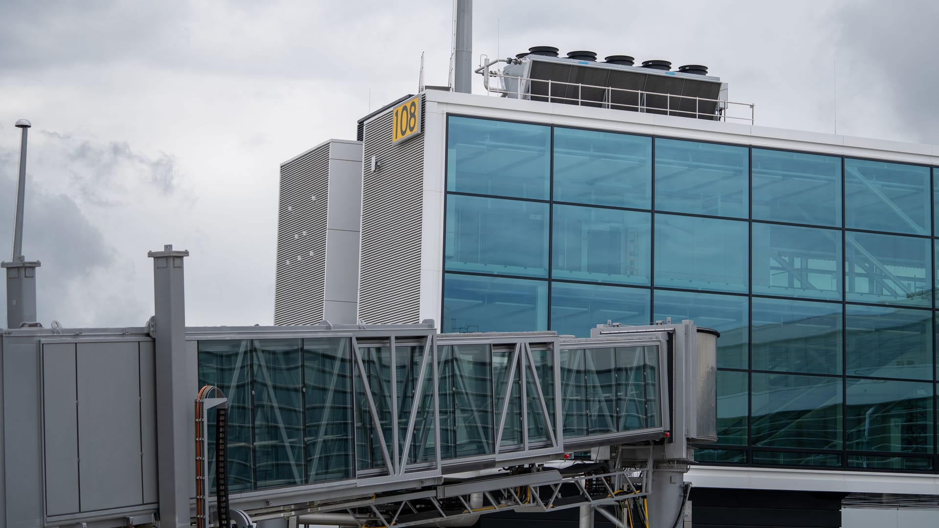 Montierte Fluggastbrücken am neuen Flugsteig: Die Glasfassaden stehen, die Verbindungsgänge zu den Flugzeugen sind größtenteils installiert.