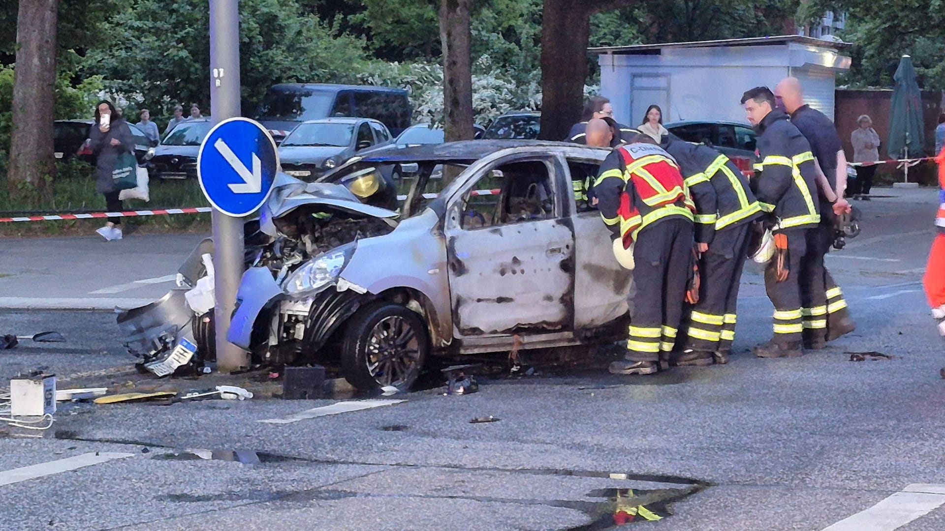 Rettungskräfte kümmern sich um einen Verkehrsunfall in Osdorf (Archivbild): In Hamburg gab es Anfang 2025 weniger Unfälle als 2025 – aber mehr verletzte Radfahrer. Rettungskräfte kümmern sich um einen Verkehrsunfall in Osdorf (Archivbild): In Hamburg gab es Anfang 2025 weniger Unfälle als 2025 – aber mehr verletzte Radfahrer.