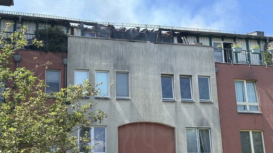 Das Dachgeschoss in Niederschönhausen: Insgesamt sind 94 Feuerwehrleute vor Ort.