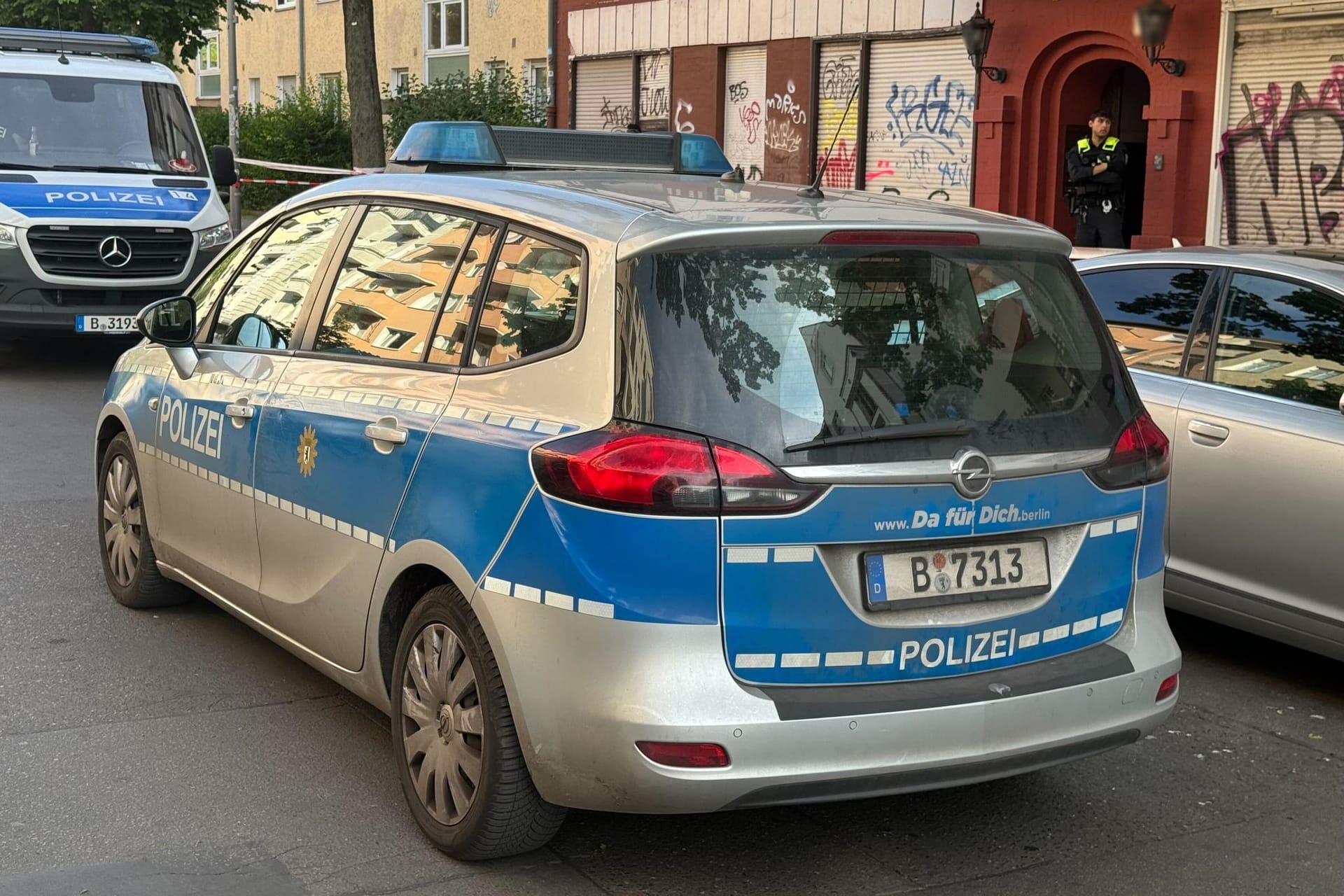 Einsatzfahrzeuge der Berliner Polizei vor der Arztpraxis: Hier soll ein Mensch getötet worden sein.