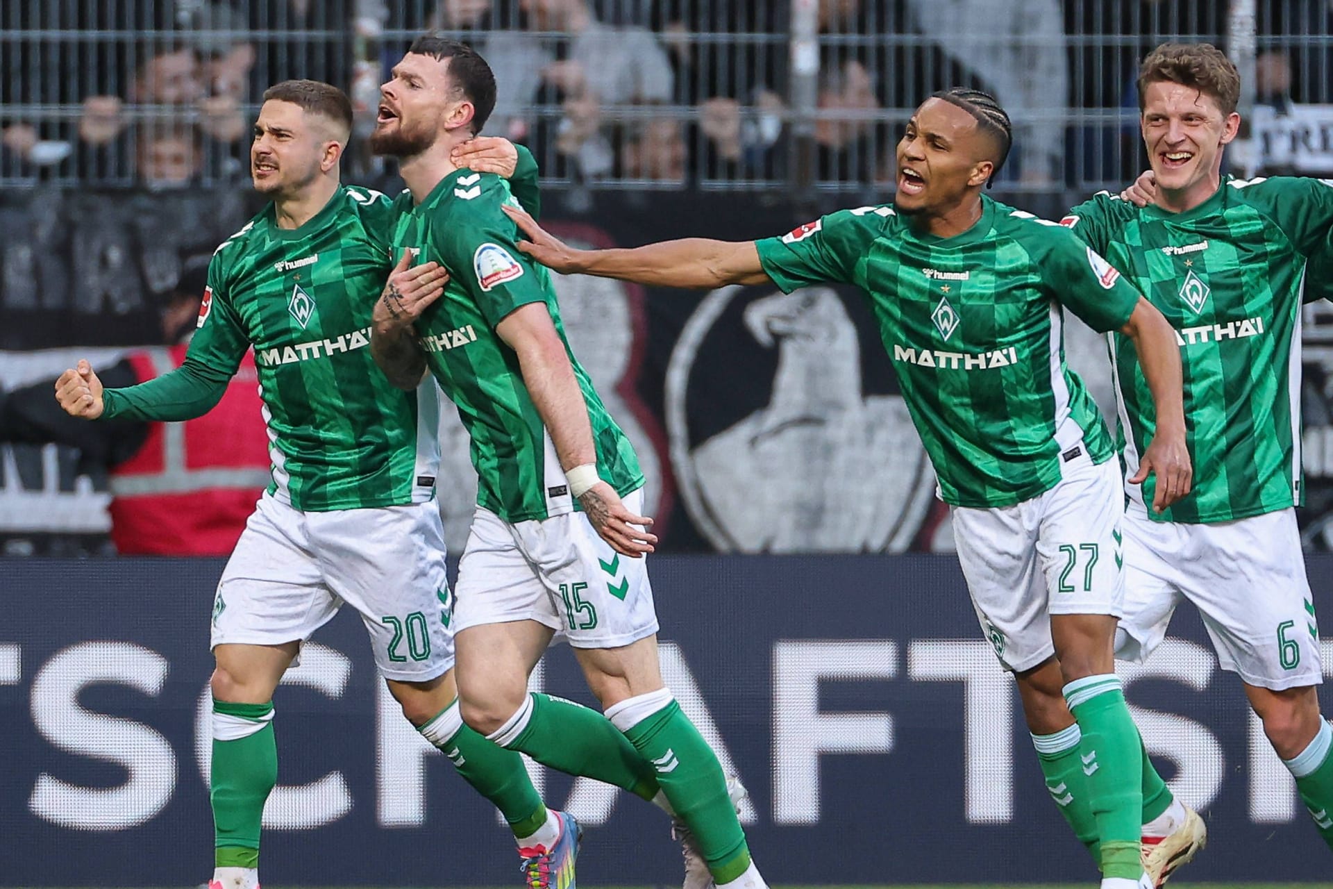 Werder-Profis bejubeln ein Tor: Die Bundesliga hat am Donnerstag vorab veröffentlicht, gegen welches Team der SVW die neue Saison beginnt. Werder-Profis bejubeln ein Tor: Die Bundesliga hat am Donnerstag vorab veröffentlicht, gegen welches Team der SVW die neue Saison beginnt.