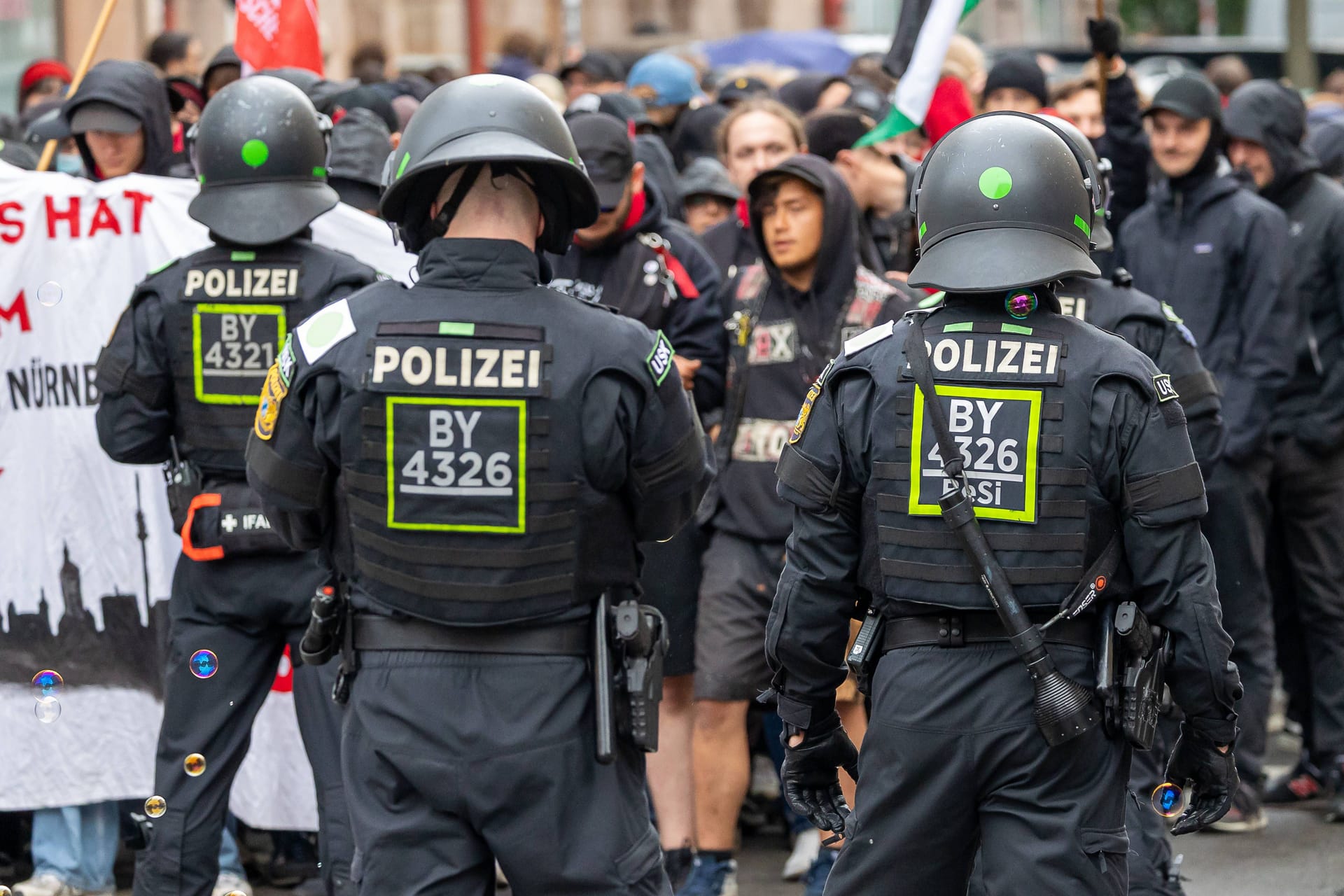 Polizeieinsatz bei Montagsdemo in Nürnberg: Ein Großaufgebot der Polizei trennte beide Lager.