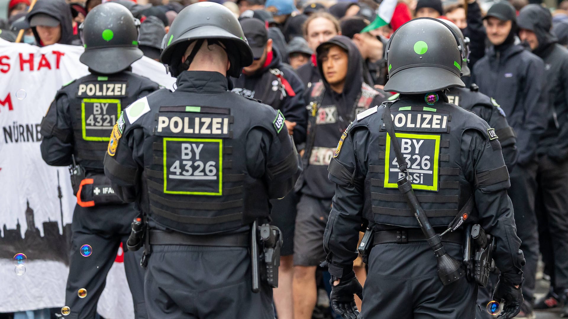 Polizeieinsatz bei Montagsdemo in Nürnberg: Ein Großaufgebot der Polizei trennte beide Lager. Polizeieinsatz bei Montagsdemo in Nürnberg: Ein Großaufgebot der Polizei trennte beide Lager.