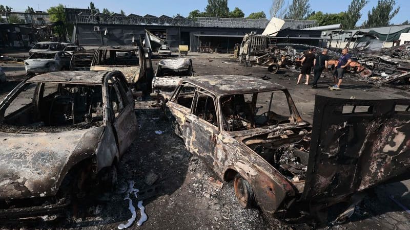 Durch einen russischen Drohnenangriff zerstörte Autos.