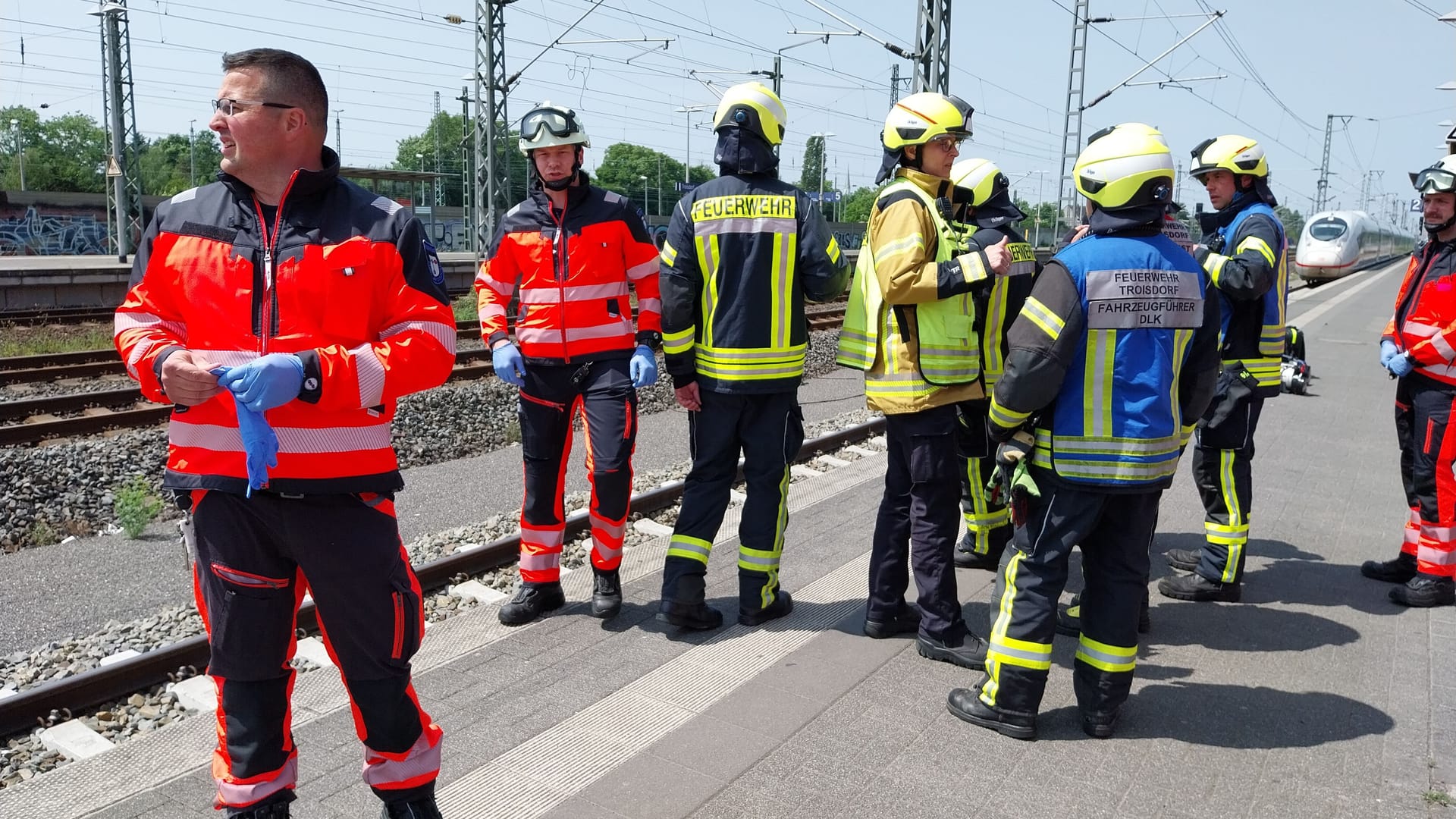 Einsatzkräfte der Feuerwehr stehen am Bahngleis: Bei Troisdorf kam es zu einem Notarzteinsatz.
