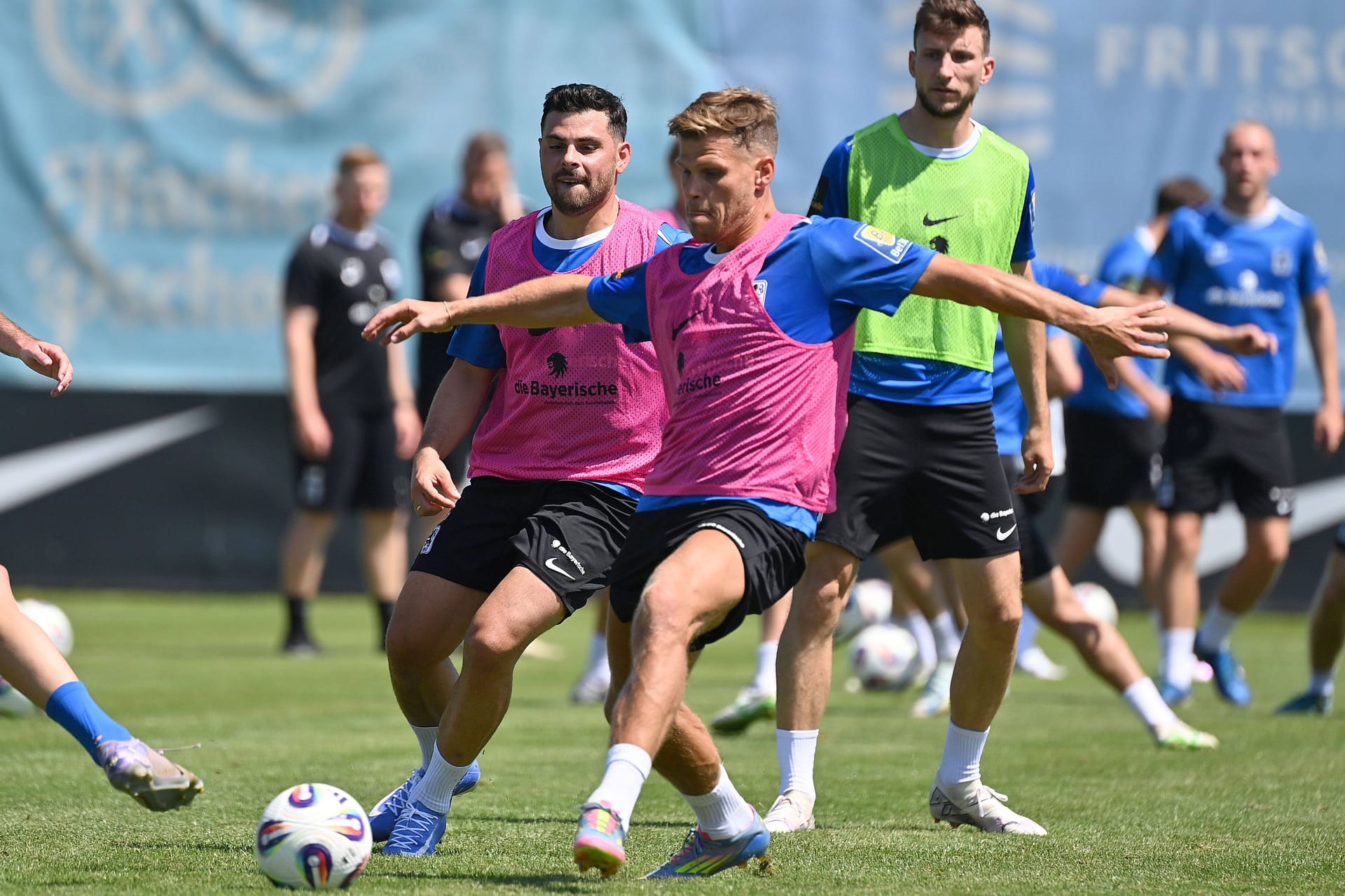 Kevin Volland (l.) und Florian Niederlechner (r.): Beide bringen jahrelange Bundesliga-Erfahrung mit nach Giesing.