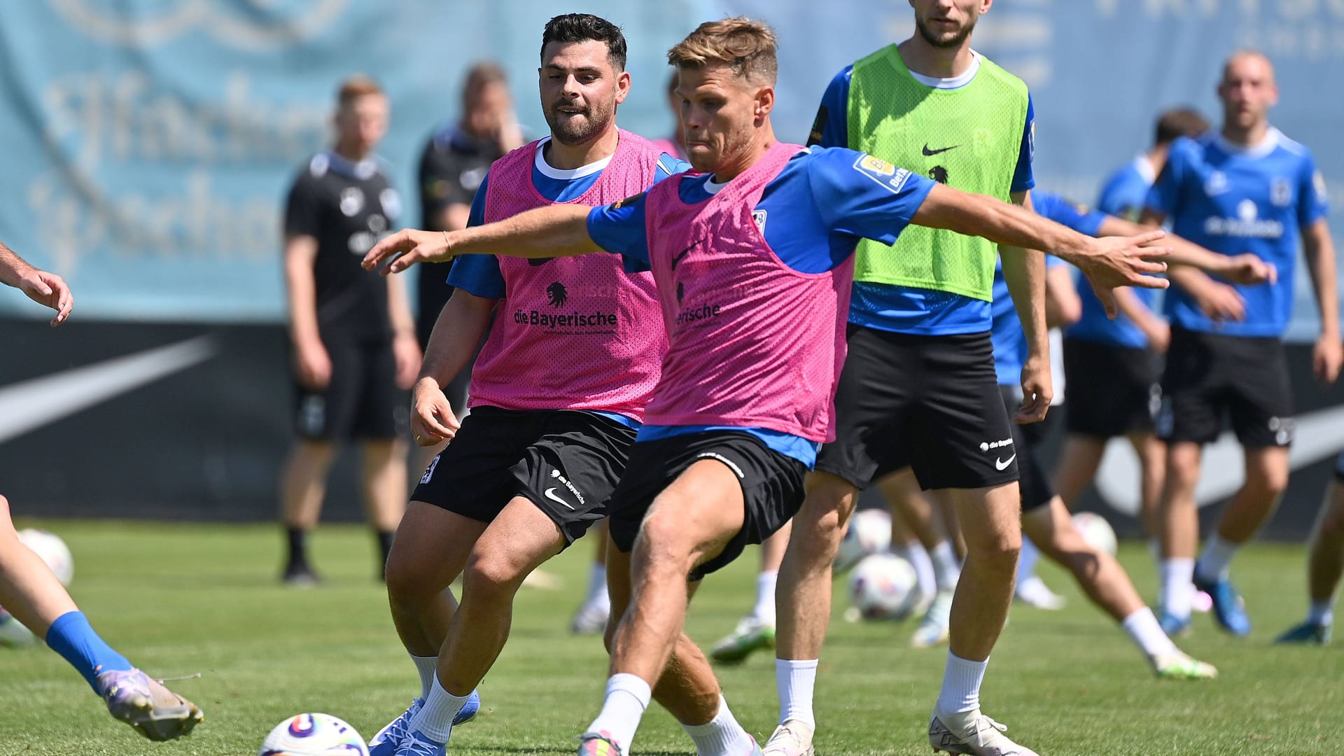 Kevin Volland (l.) und Florian Niederlechner (r.): Beide bringen jahrelange Bundesliga-Erfahrung mit nach Giesing.