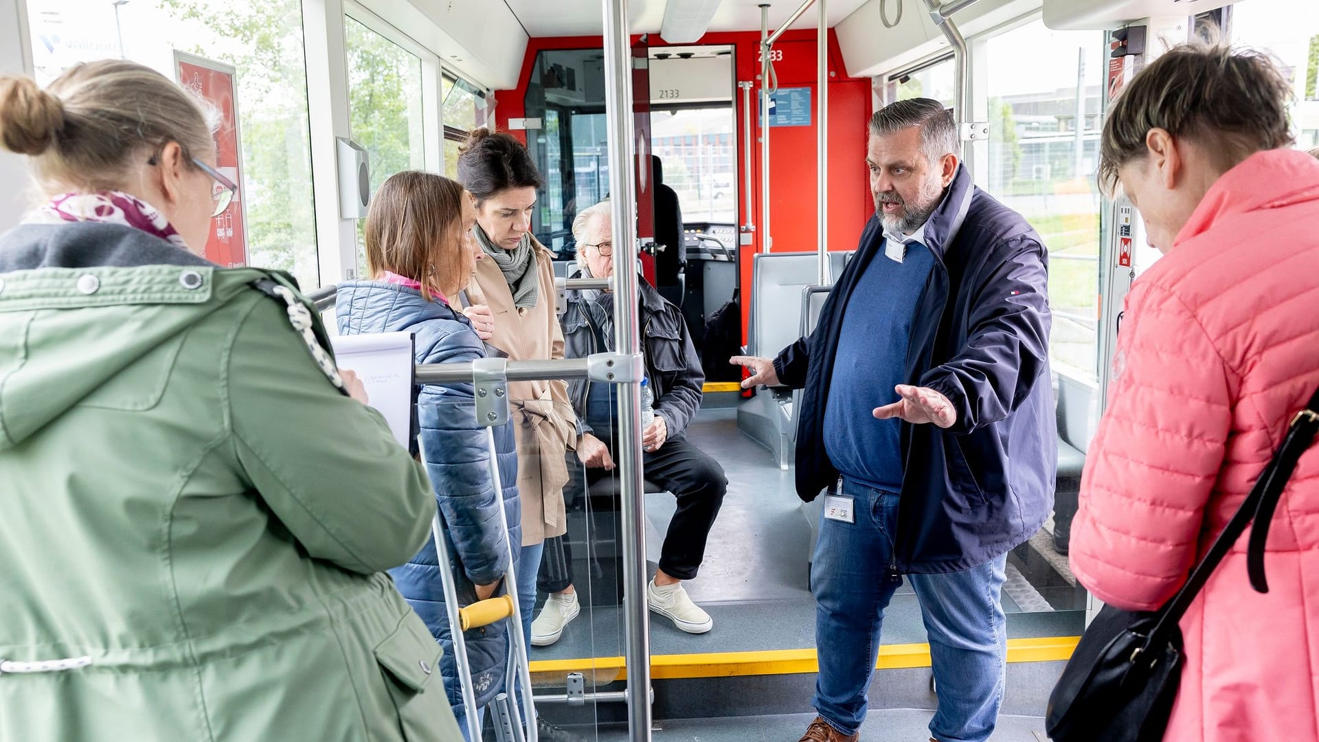 Praxistest in einer Rheinbahn: Tim Bäumken musste einige Fragen der Gäste beantworten. Praxistest in einer Rheinbahn: Tim Bäumken musste einige Fragen der Gäste beantworten.