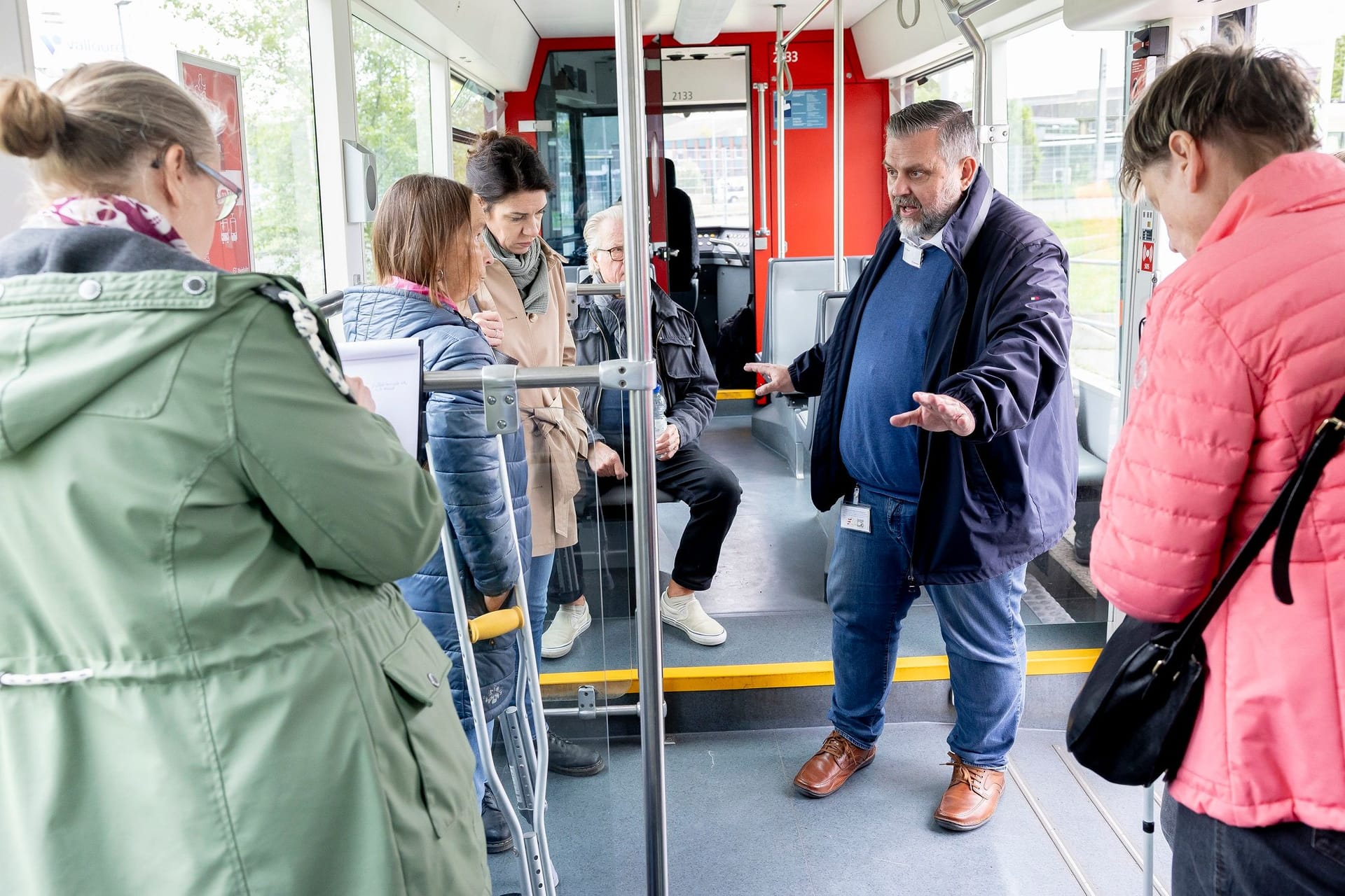 Praxistest in einer Rheinbahn: Tim Bäumken musste einige Fragen der Gäste beantworten.