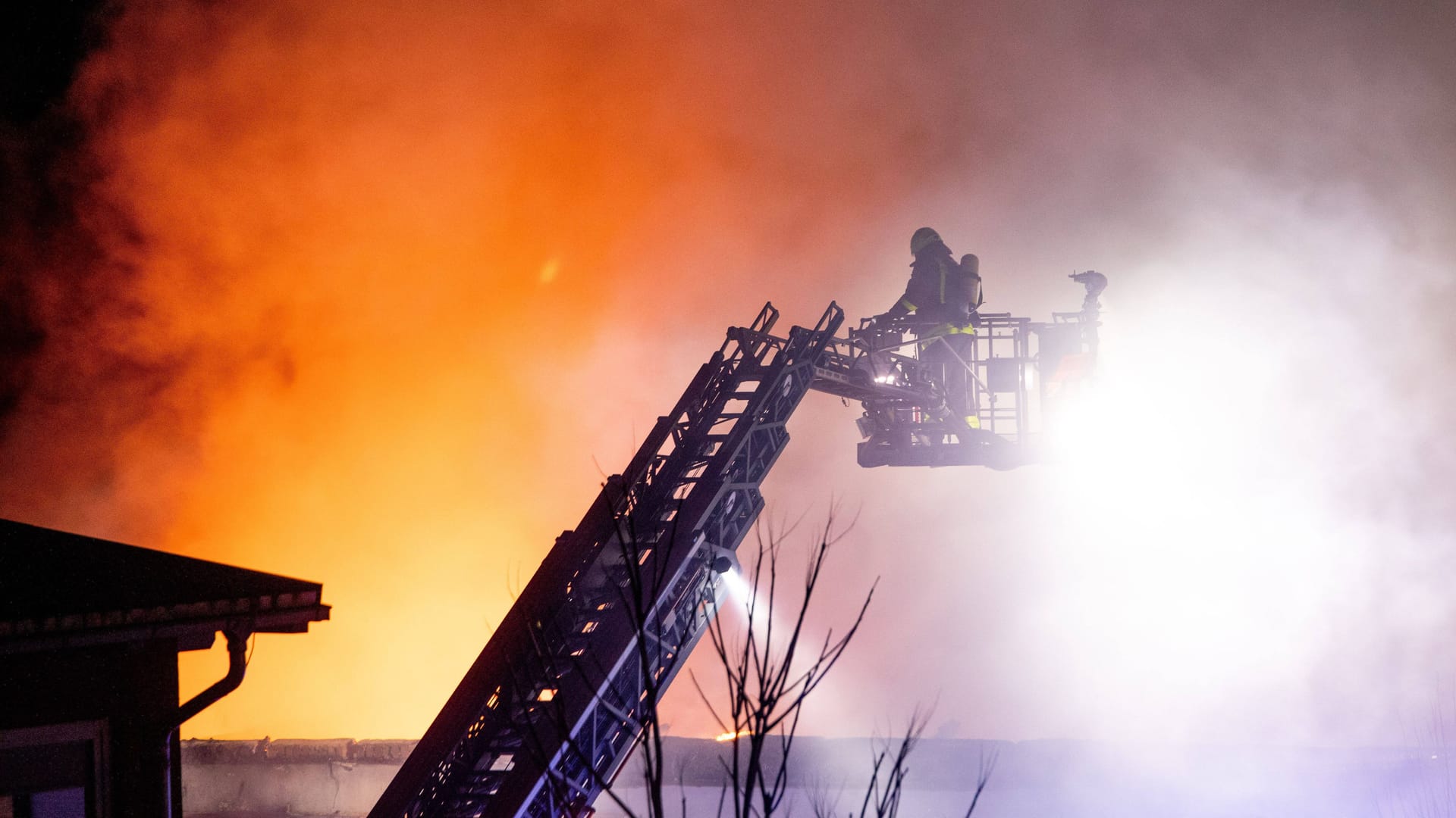 Einsatzkräfte bei einem Großbrand (Symbolbild): Das Wetter erschwerte die Löscharbeiten in Gifhorn.
