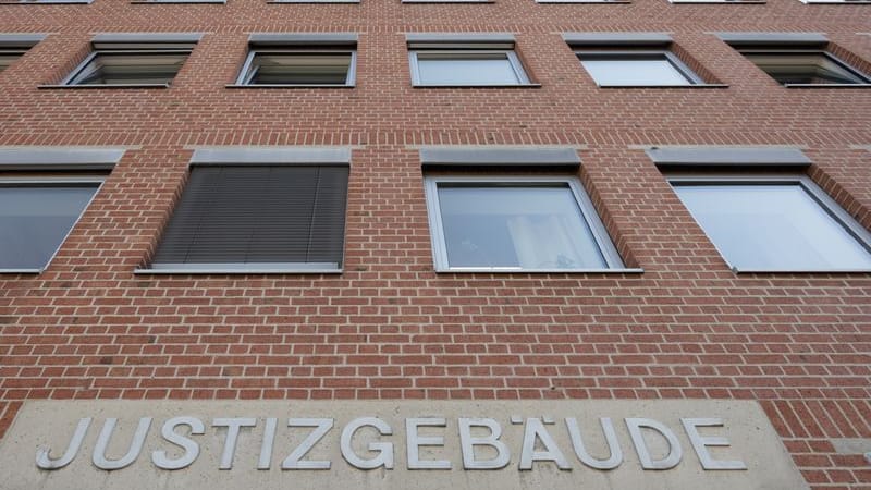 Vor dem Landgericht Landshut ist eine 44 Jahre alte Frau wegen Mordes an ihrem Lebenspartner verurteilt worden. (Archivbild) Vor dem Landgericht Landshut ist eine 44 Jahre alte Frau wegen Mordes an ihrem Lebenspartner verurteilt worden. (Archivbild)