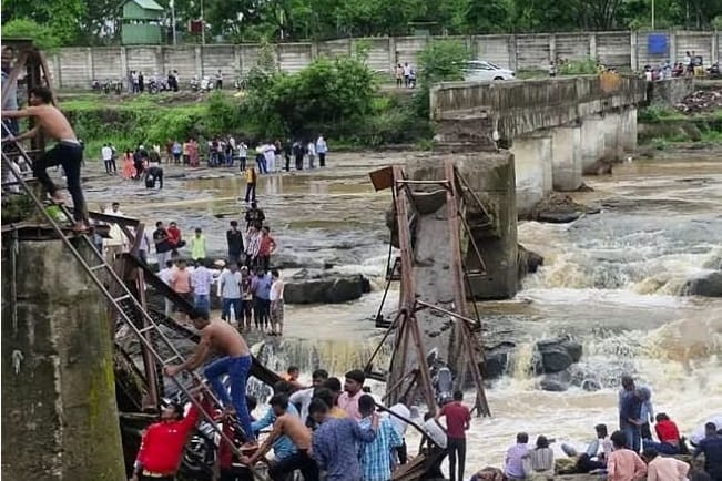 Eingestürzte Fußgängerbrücke und Menschenmenge am Flussufer: Dramatische Rettungsaktionen nach verheerendem Brückeneinsturz in Indien.