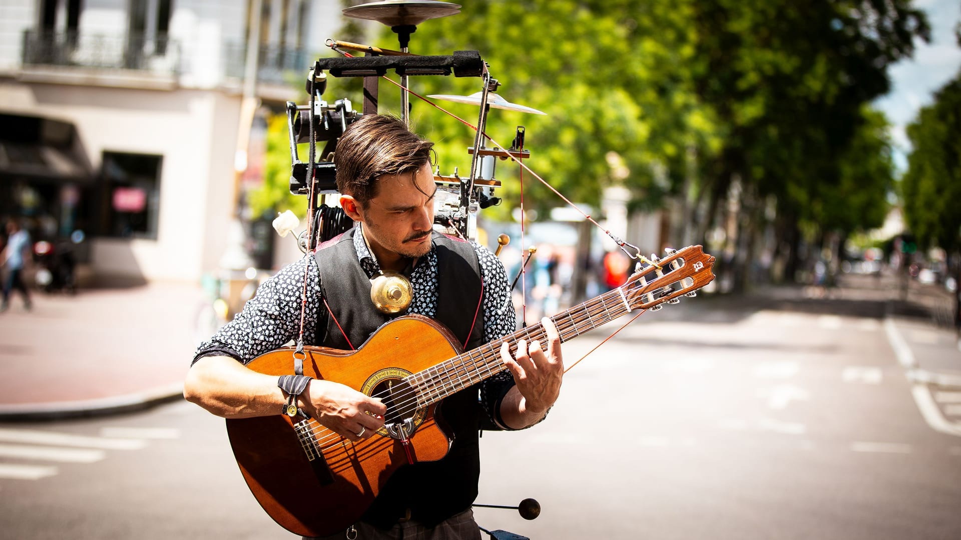 Multiinstrumentalist Santiago Moreno: Er verwandelt sich selbst in ein lebendes Orchester. Multiinstrumentalist Santiago Moreno: Er verwandelt sich selbst in ein lebendes Orchester.
