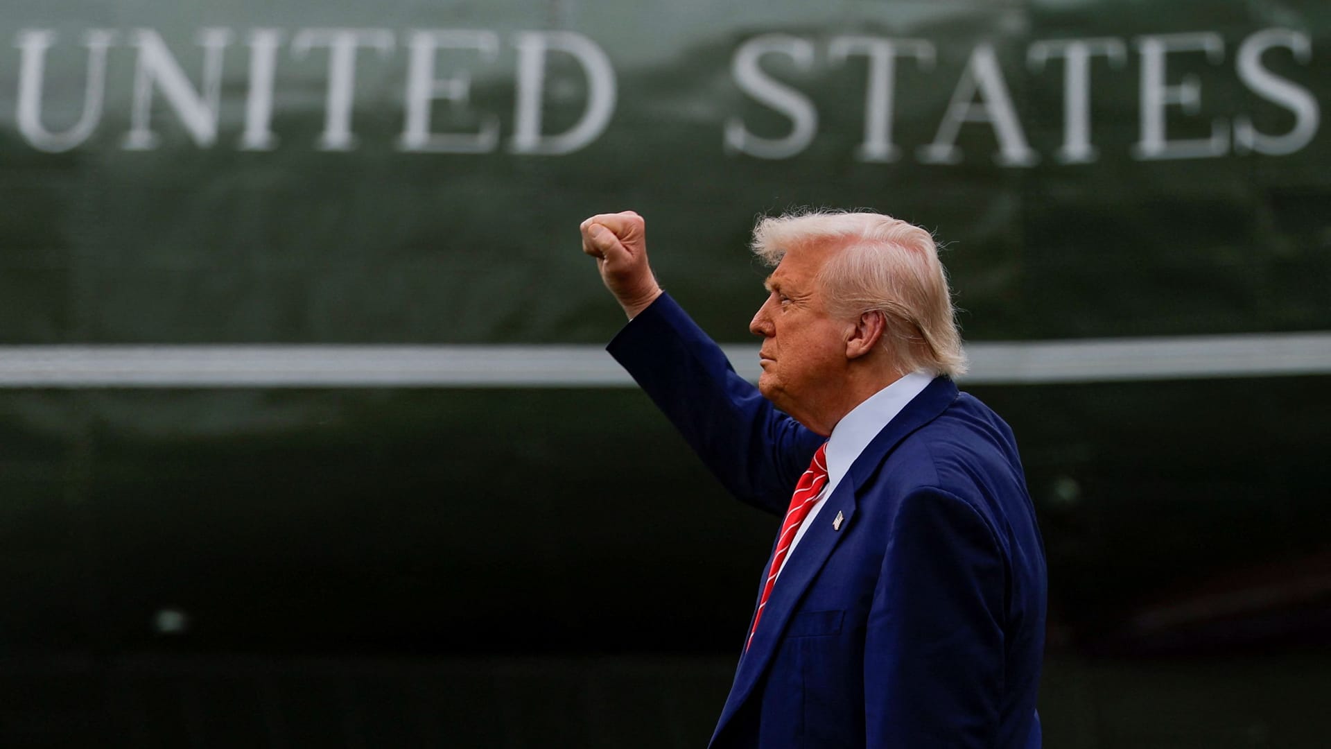 US-Präsident Donald Trump vor dem Hubschrauber Marine One: In einem politischen Dilemma.