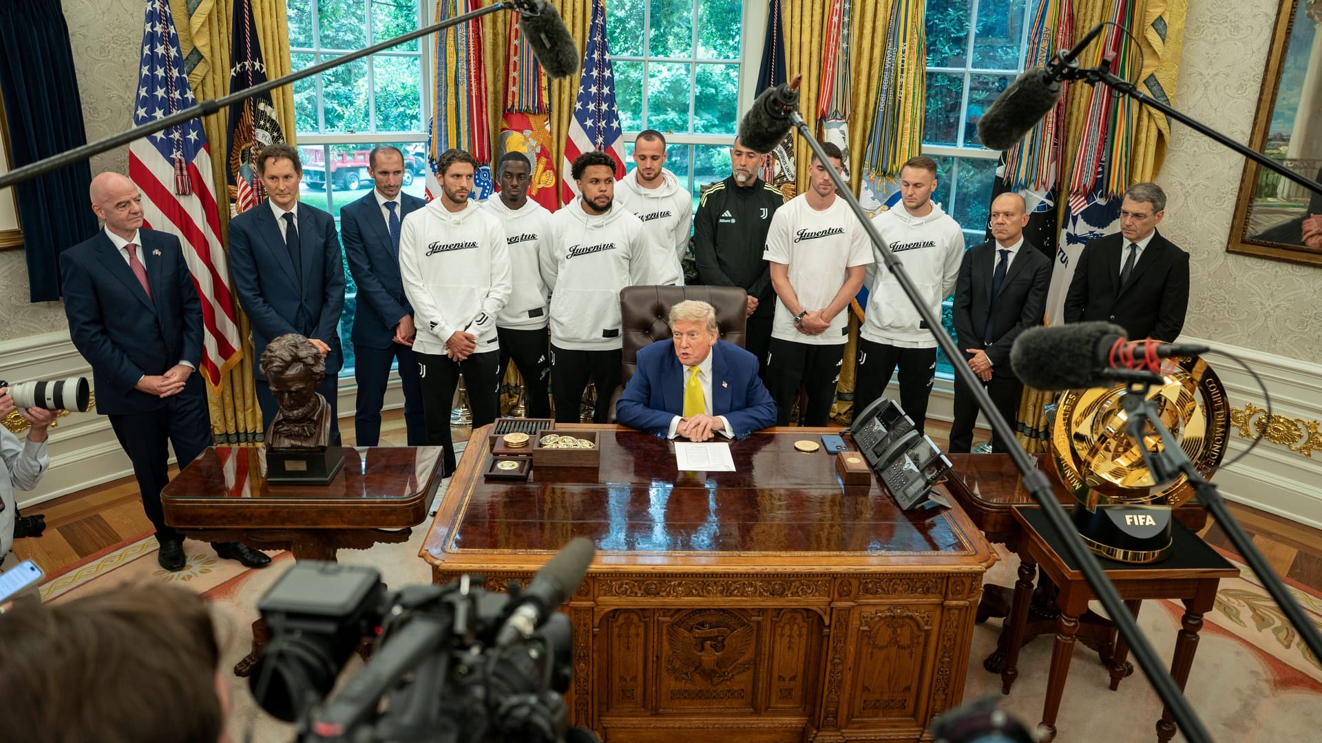 Der Präsident im Vordergrund, die Spieler im Hintergrund.