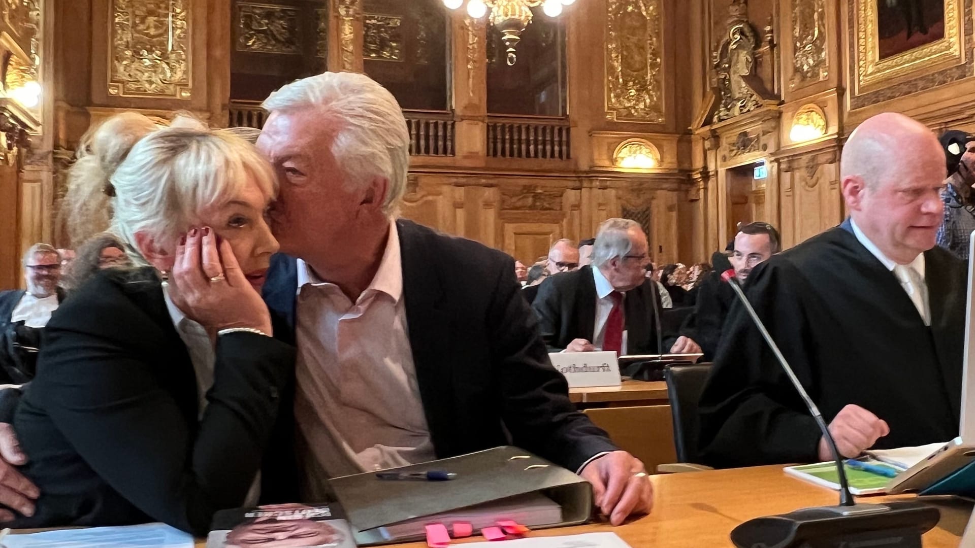 Unternehmer-Ehepaar: Stefanie und Jürgen Elsässer, neben ihnen Anwalt Ulrich Vosgerau.