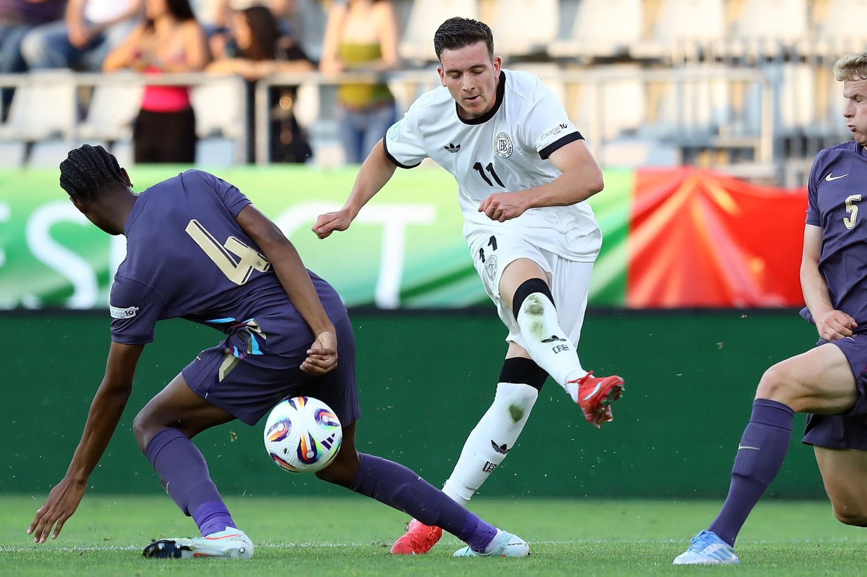 Said El Mala (Mitte) beim Schuss: Fünf Tore reichten der deutschen U19-Nationalmannschaft nicht zum Sieg.