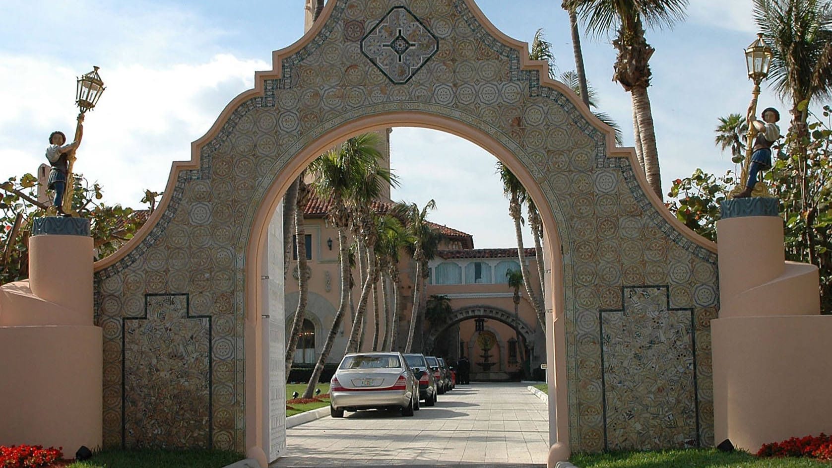 Der Eingang zu Trumps Golfklub Mar-a-Lago in Florida (Symbolbild): Der Täter hat schon vorher einmal versucht, das Gelände zu betreten. Der Eingang zu Trumps Golfklub Mar-a-Lago in Florida (Symbolbild): Der Täter hat schon vorher einmal versucht, das Gelände zu betreten.