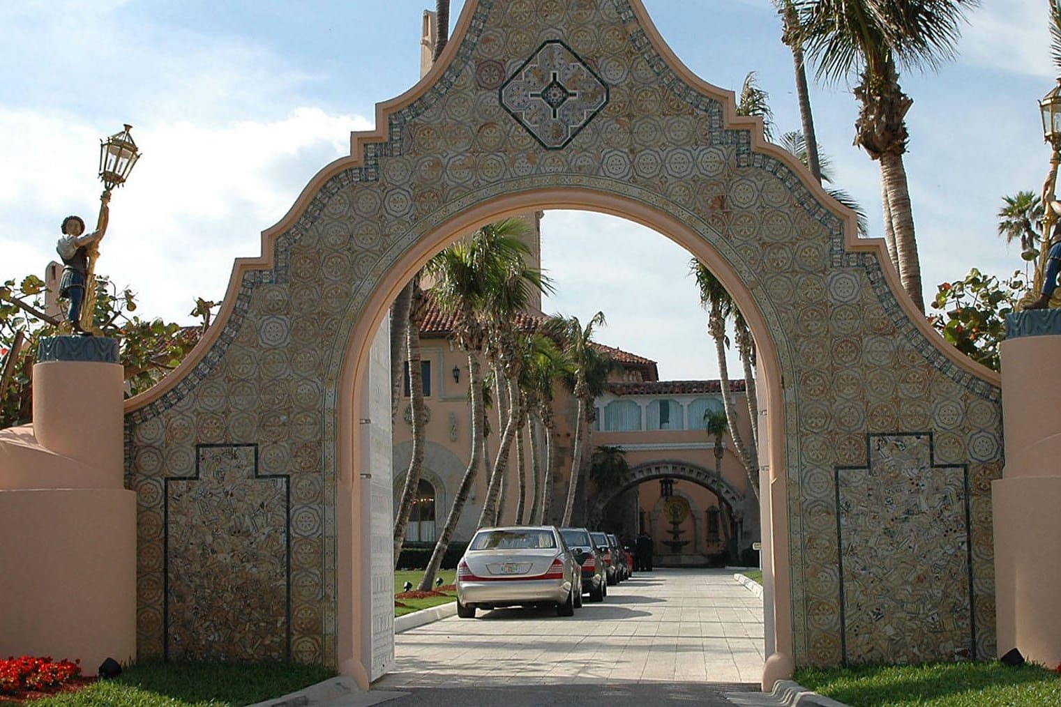 Der Eingang zu Trumps Golfklub Mar-a-Lago in Florida (Symbolbild): Der Täter hat schon vorher einmal versucht, das Gelände zu betreten.