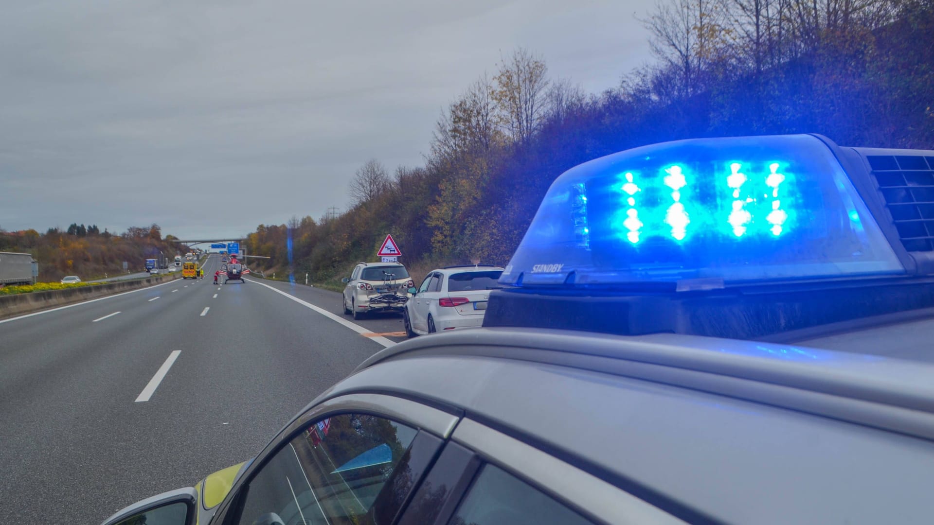 Polizeieinsatz auf der A8 (Symbolbild): In Bayern ist ein Lkw in Flammen aufgegangen – der Fahrer kam ums Leben.