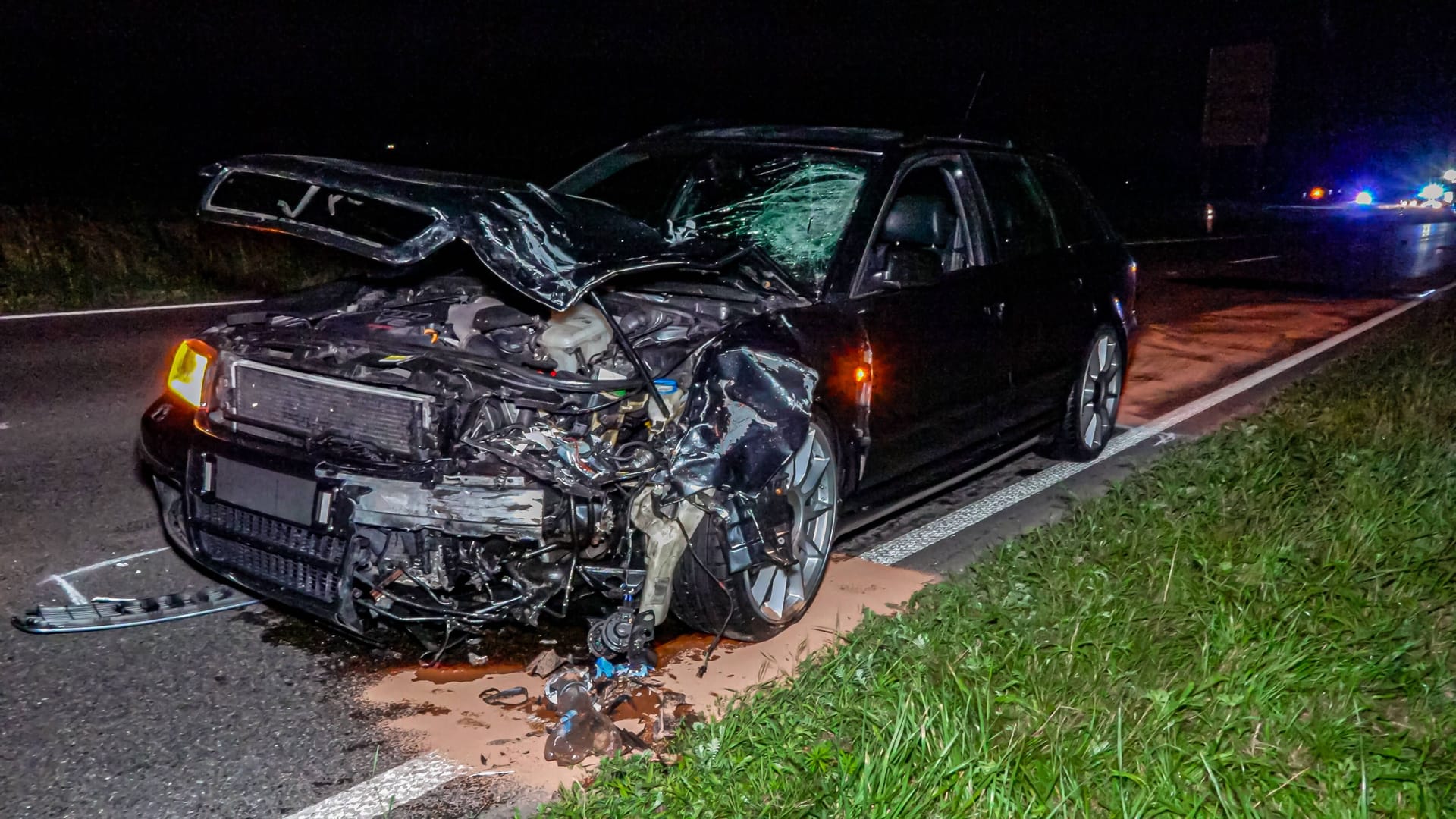 Der zerstörte Audi nach dem Unfall: Ein Überholmanöver kostete eine 17 Jahre alte Rollerfahrerin das Leben.