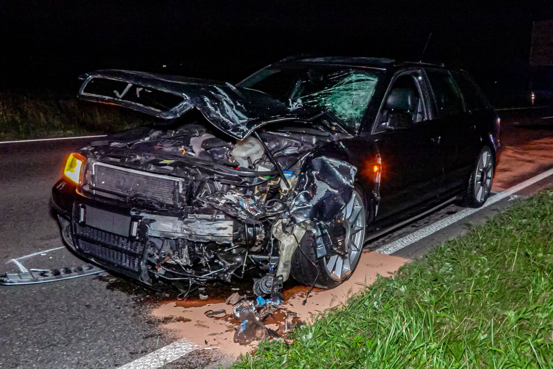 Der zerstörte Audi nach dem Unfall: Ein Überholmanöver kostete eine 17 Jahre alte Rollerfahrerin das Leben.