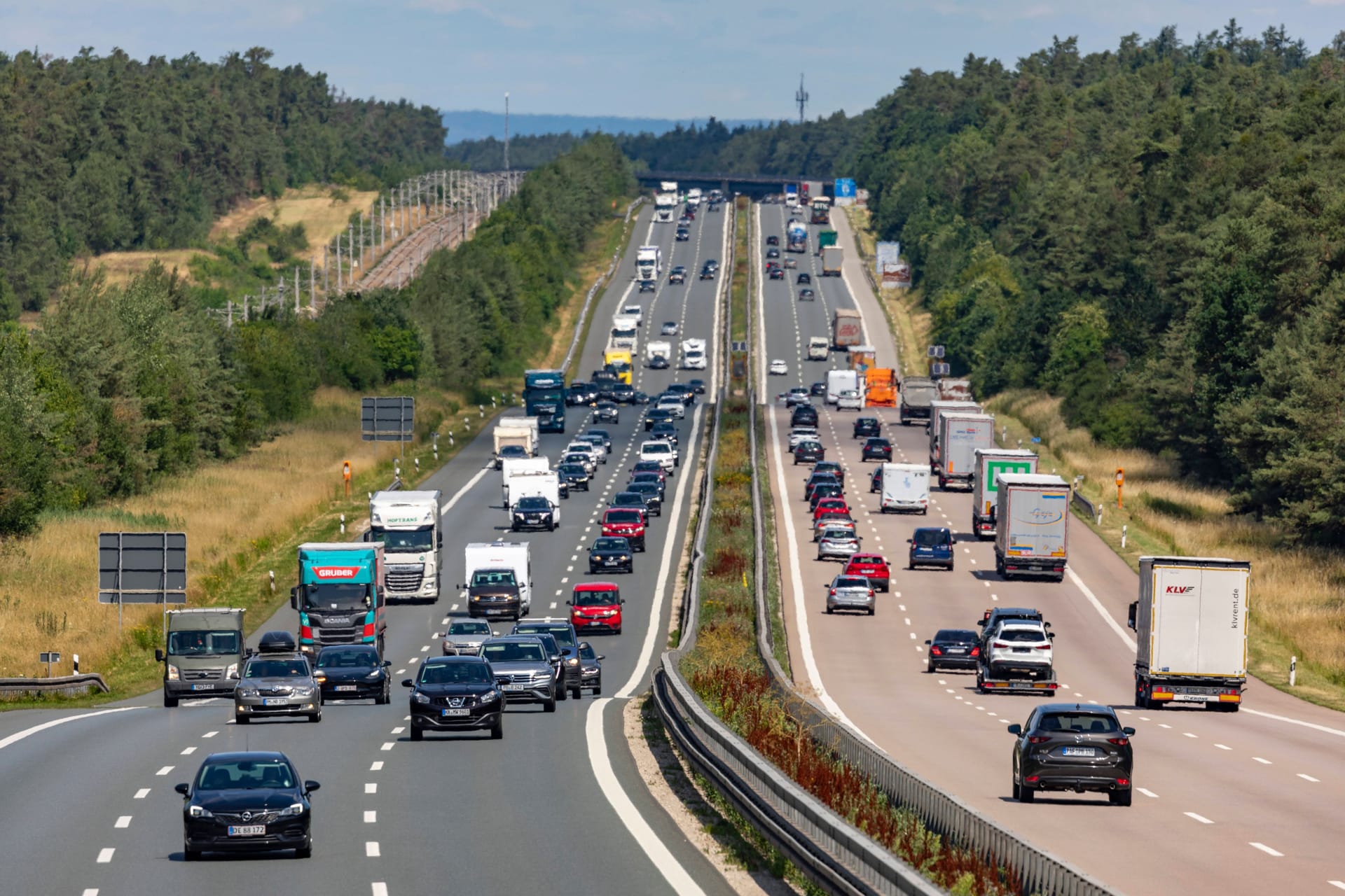 Die A9 zwischen Nürnberg und München (Archivbild): Auf dieser dürfte am Wochenende viel los sein. Die A9 zwischen Nürnberg und München (Archivbild): Auf dieser dürfte am Wochenende viel los sein.