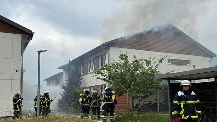 Einsatzkräfte löschen das Feuer in der Unterkunft in Volksdorf: Um den Brand zu bändigen, mussten zwei Löschzüge kommen.