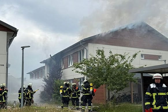 Einsatzkräfte löschen das Feuer in der Unterkunft in Volksdorf: Um den Brand zu bändigen, mussten zwei Löschzüge kommen.