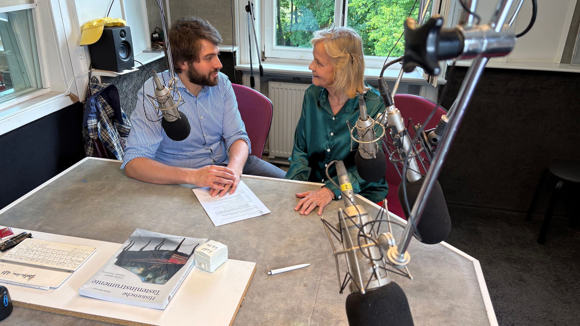 Hörspielkönigin Heikedine Körting (r.) mit t-online-Reporter Mauritius Kloft im "Die drei ???"-Studio, der sich für das Foto auf den Stammplatz von Andreas Fröhlich ("Bob Andrews") gesetzt hat.