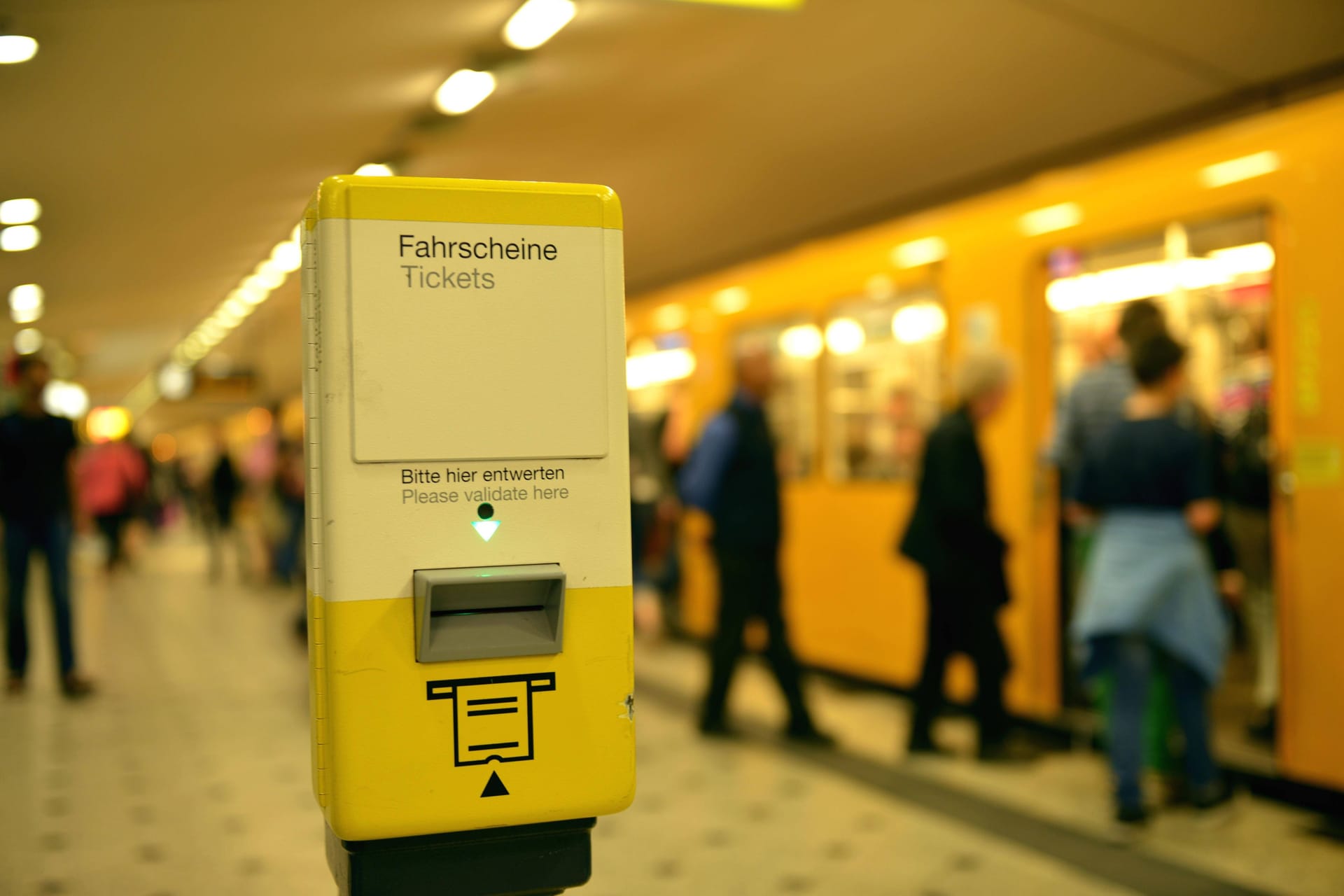 Fahrkartenentwerter, U-Bahn, Bahnhof, Zoologischer Garten, Berlin, Deutschland Fahrkartenentwerter