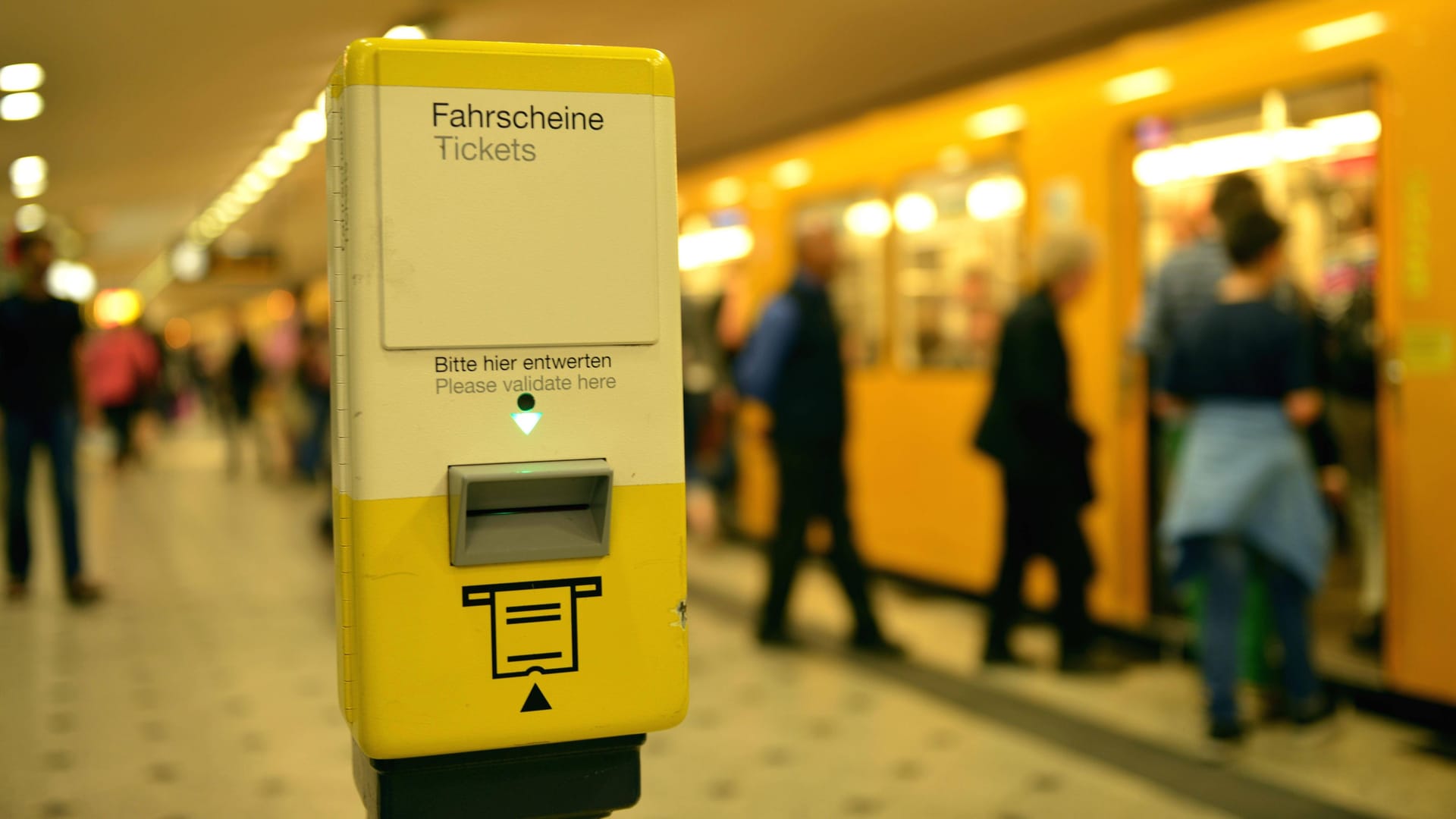 Fahrkartenentwerter, U-Bahn, Bahnhof, Zoologischer Garten, Berlin, Deutschland Fahrkartenentwerter