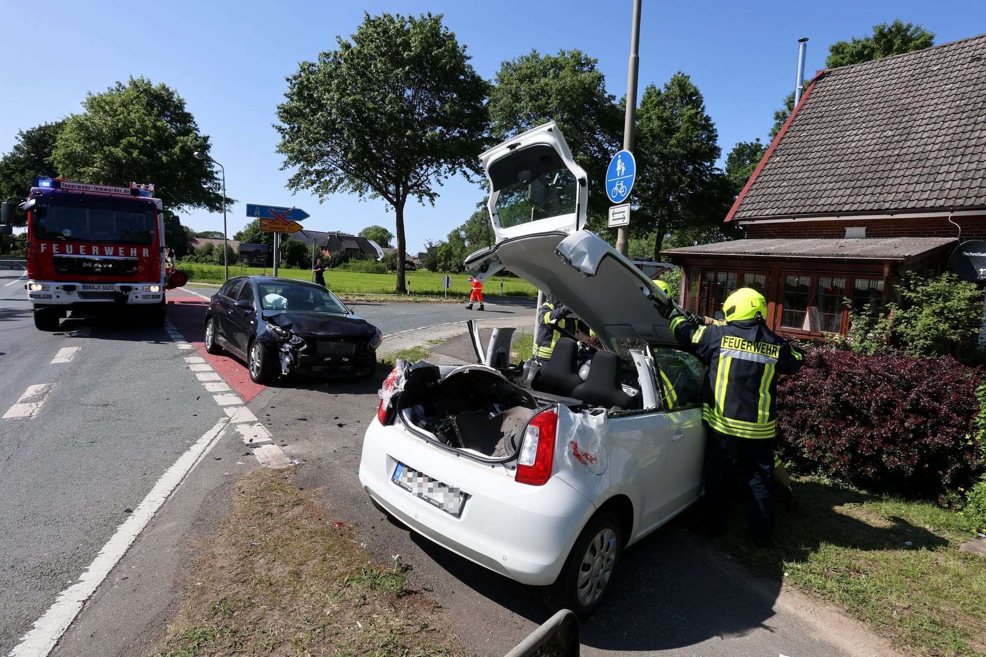 Unfallstelle in Lemwerder: Die Feuerwehr sicherte beide Fahrzeuge nach dem Frontalzusammenstoß.