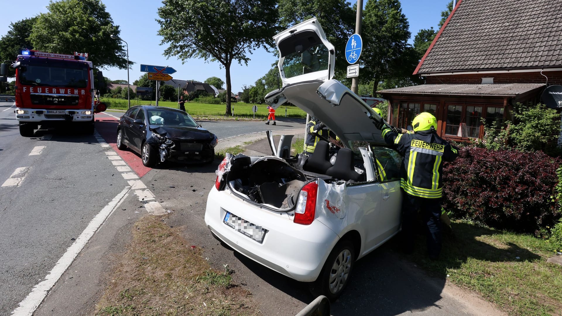 Unfallstelle in Lemwerder: Die Feuerwehr sicherte beide Fahrzeuge nach dem Frontalzusammenstoß. Unfallstelle in Lemwerder: Die Feuerwehr sicherte beide Fahrzeuge nach dem Frontalzusammenstoß.