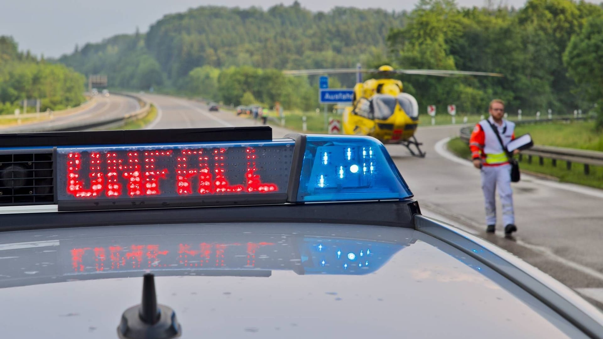 Ein Polizeiauto und ein Rettungshubschrauber bei einem Unfall auf der Autobahn (Symbolbild): Ersthelfer versuchten noch, den Motorradfahrer zu reanimieren. Ein Polizeiauto und ein Rettungshubschrauber bei einem Unfall auf der Autobahn (Symbolbild): Ersthelfer versuchten noch, den Motorradfahrer zu reanimieren.