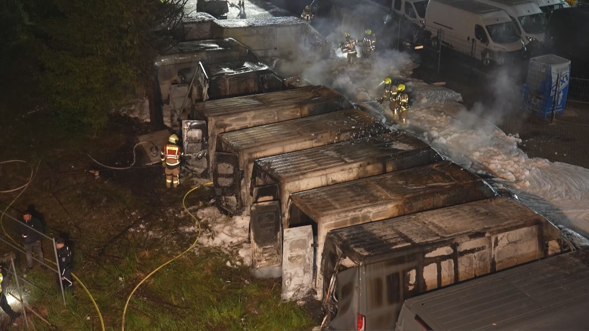 Viele zerstörte Transporter: In Schönwalde kam es zu einem Großbrand.