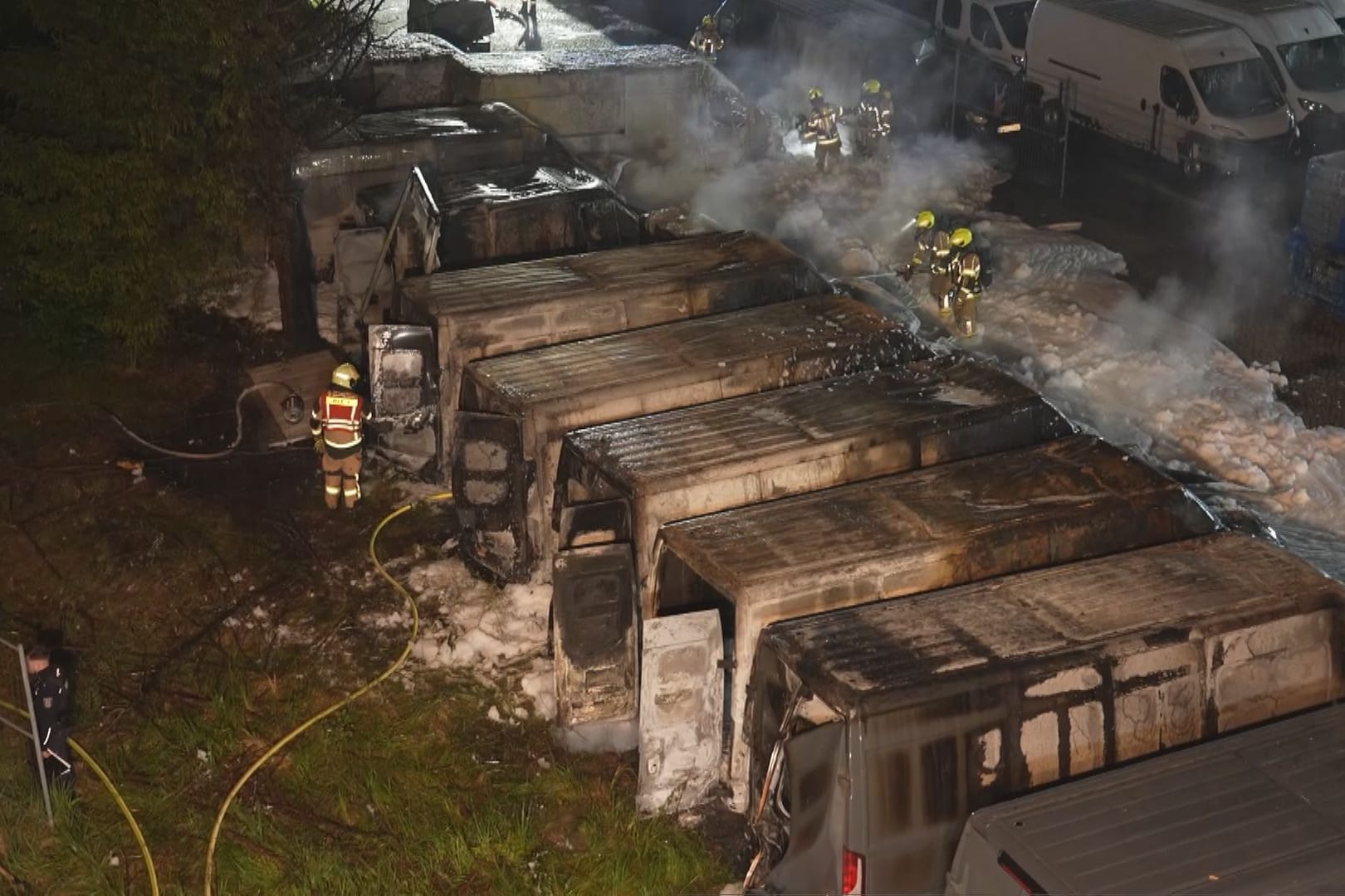 Viele zerstörte Transporter: In Schönwalde kam es zu einem Großbrand.