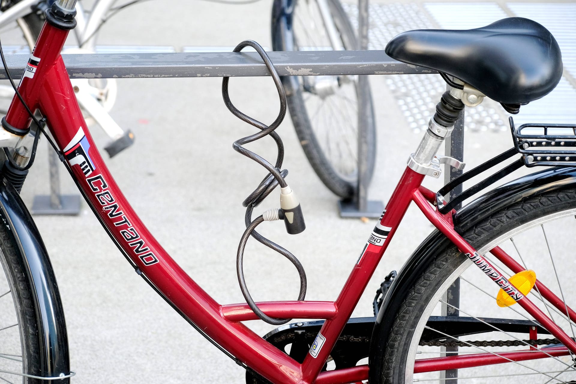 Angeschlossenes Fahrrad (Symbolbild): Bei Durchsuchungen wurden 36 geklaute Räder sichergestellt. Angeschlossenes Fahrrad (Symbolbild): Bei Durchsuchungen wurden 36 geklaute Räder sichergestellt.
