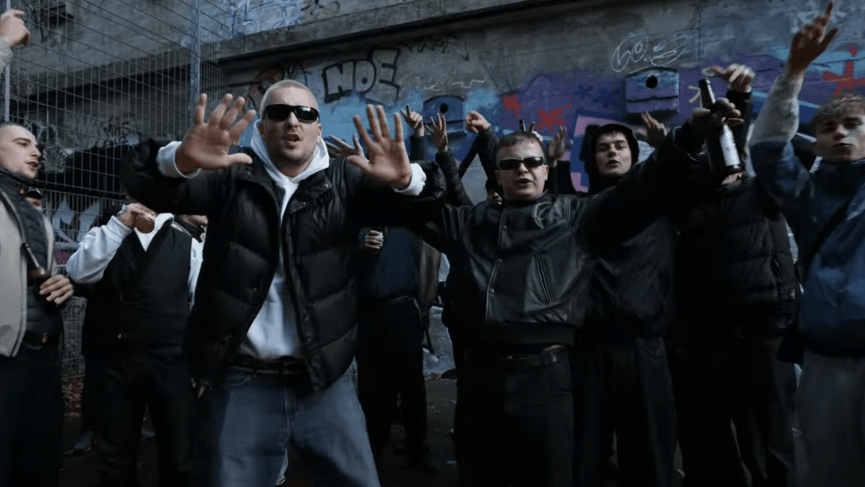 Musikvideo zum Song "Typisch" am Bolzplatz im Frankenberger Park.