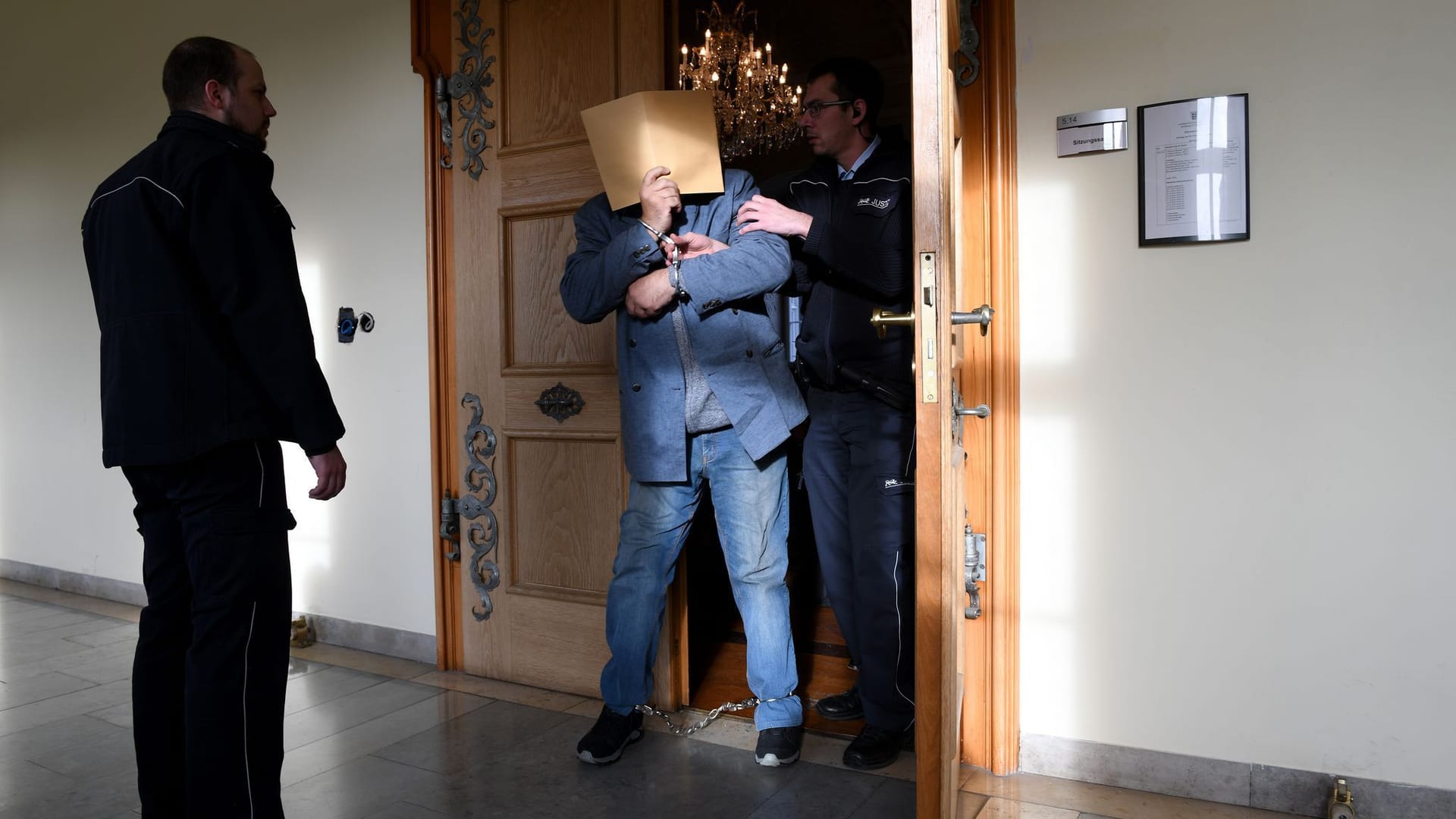 Prozess um die Mordserie Prozess um die Mordserie