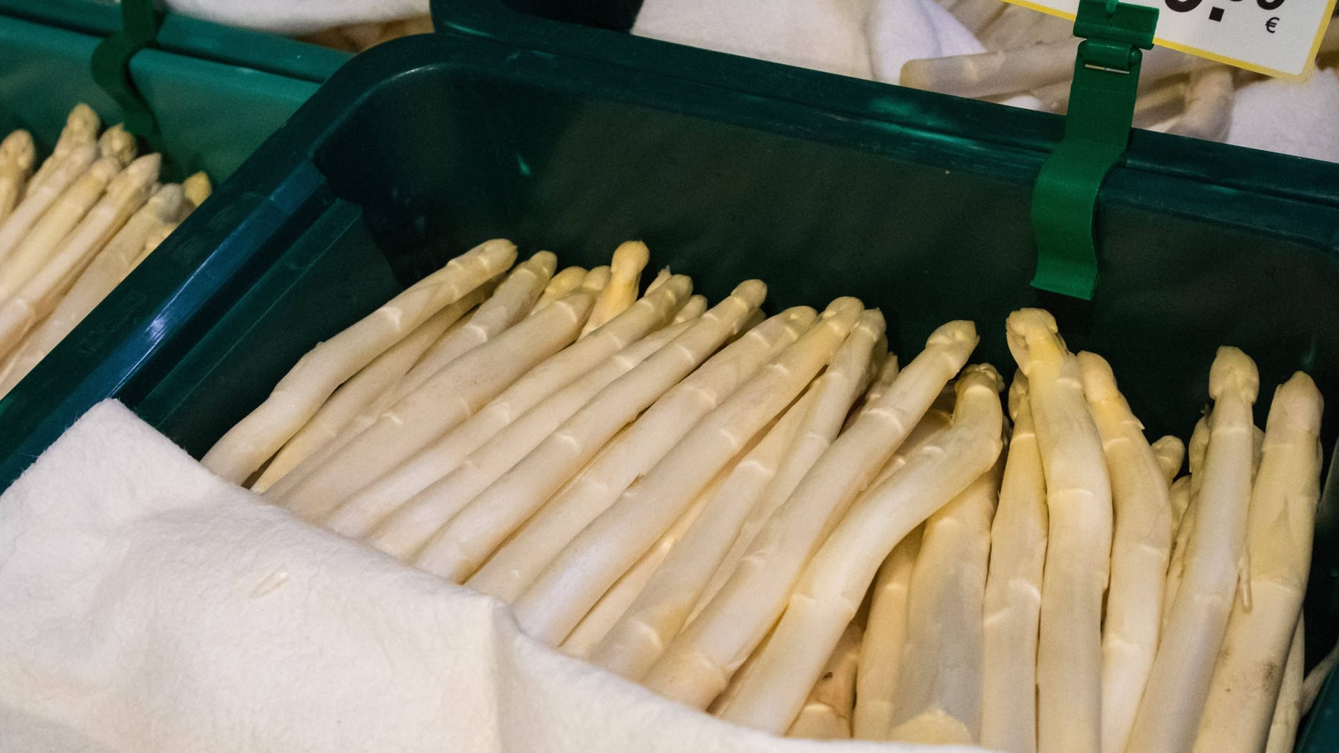Spargel (Archivbild): Sachsens Spargelbauern haben sich zur diesjährigen Saison geäußert. Spargel (Archivbild): Sachsens Spargelbauern haben sich zur diesjährigen Saison geäußert.