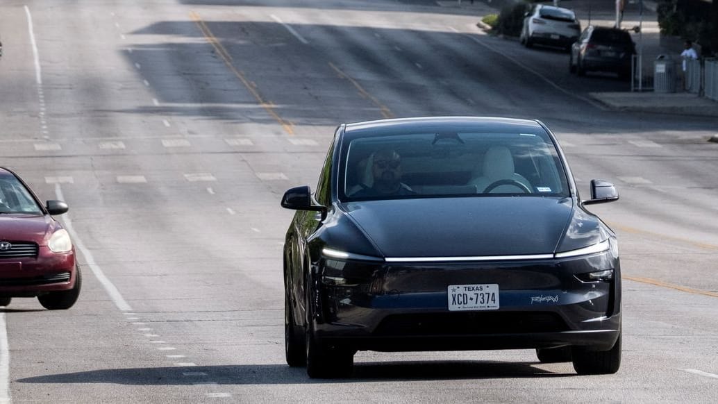 Testfahrt in Austin: Teslas Robotaxis navigieren fahrerlos – doch ein Sicherheitsbegleiter bleibt noch an Bord.