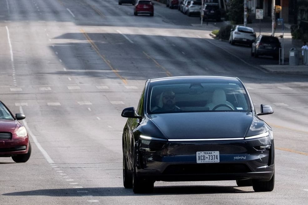 Testfahrt in Austin: Teslas Robotaxis navigieren fahrerlos – doch ein Sicherheitsbegleiter bleibt noch an Bord.